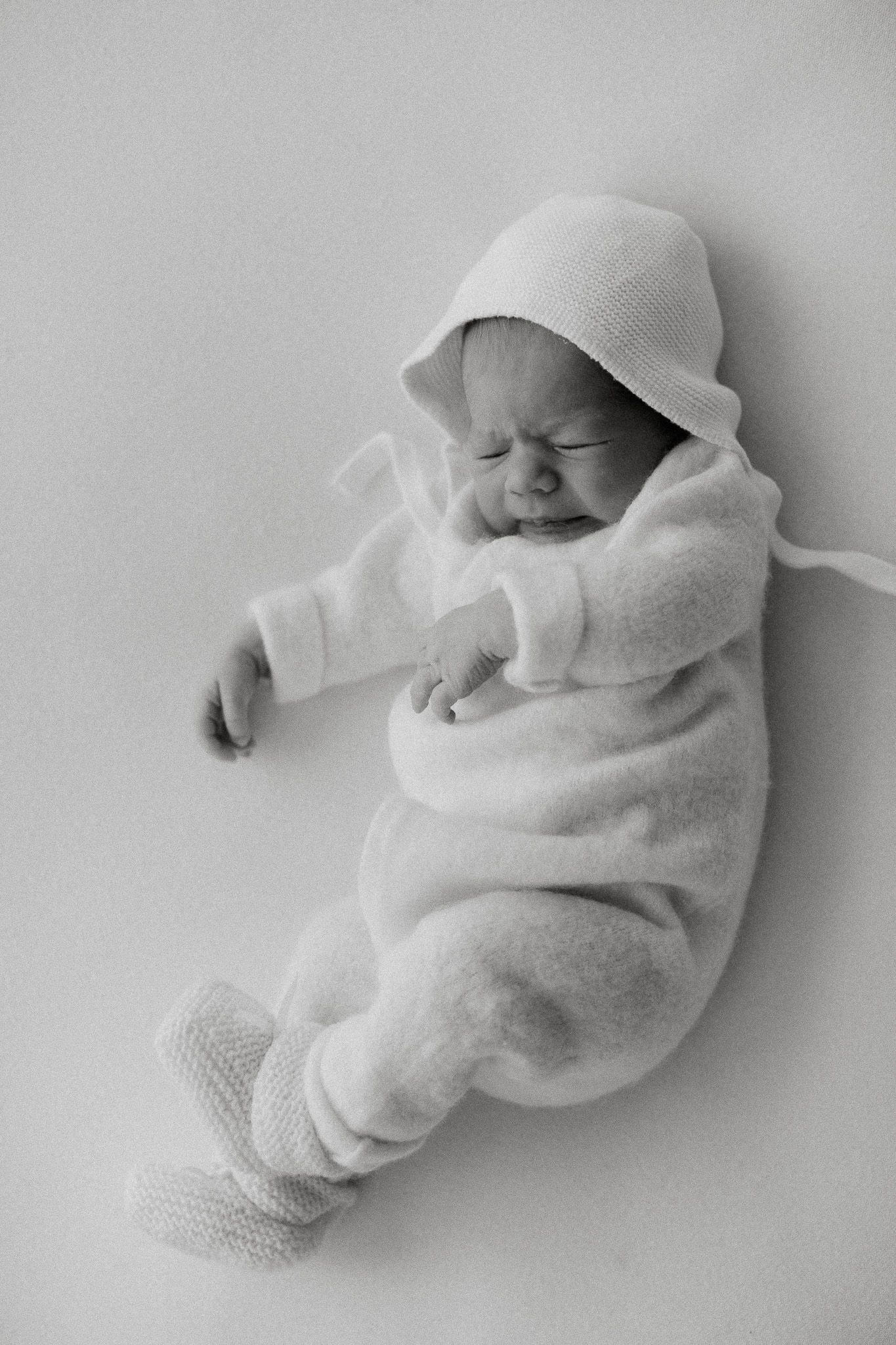 Newbornkuvaus studiolla Tampereella vastasyntyneen vauvan kanssa, valokuvaaja Ansku Laurila.