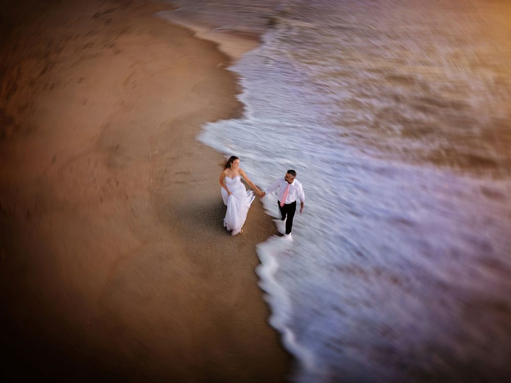Noivos na praia.  Fotografia de Isidro Dias, fotógrafo de casamento de Canta