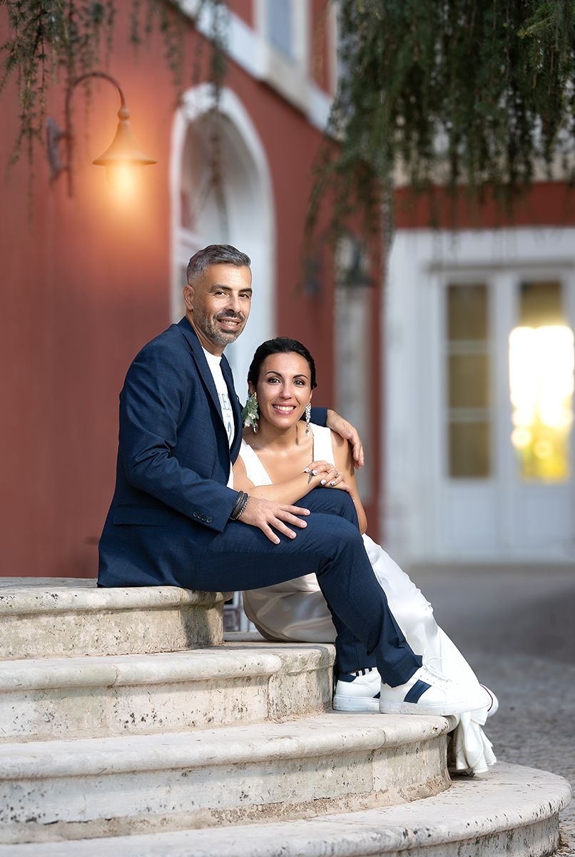 Noivos em dia de casamento, sentados na escada. Fotografia de Isidro Dias, fotógrafo de Cantanhede Coimbra