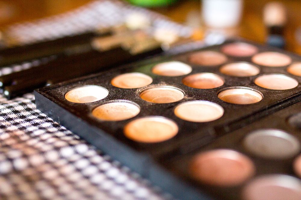 Neutral toned eyeshadow makeup palette with round pans arranged in rows.
