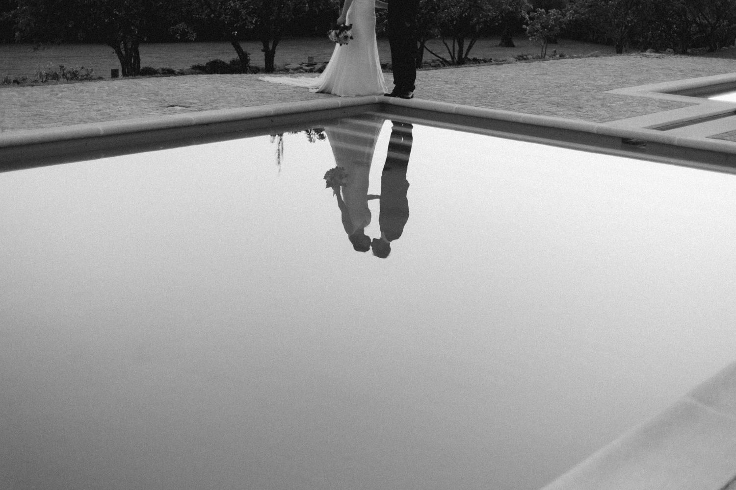 noivos refletidos na piscina