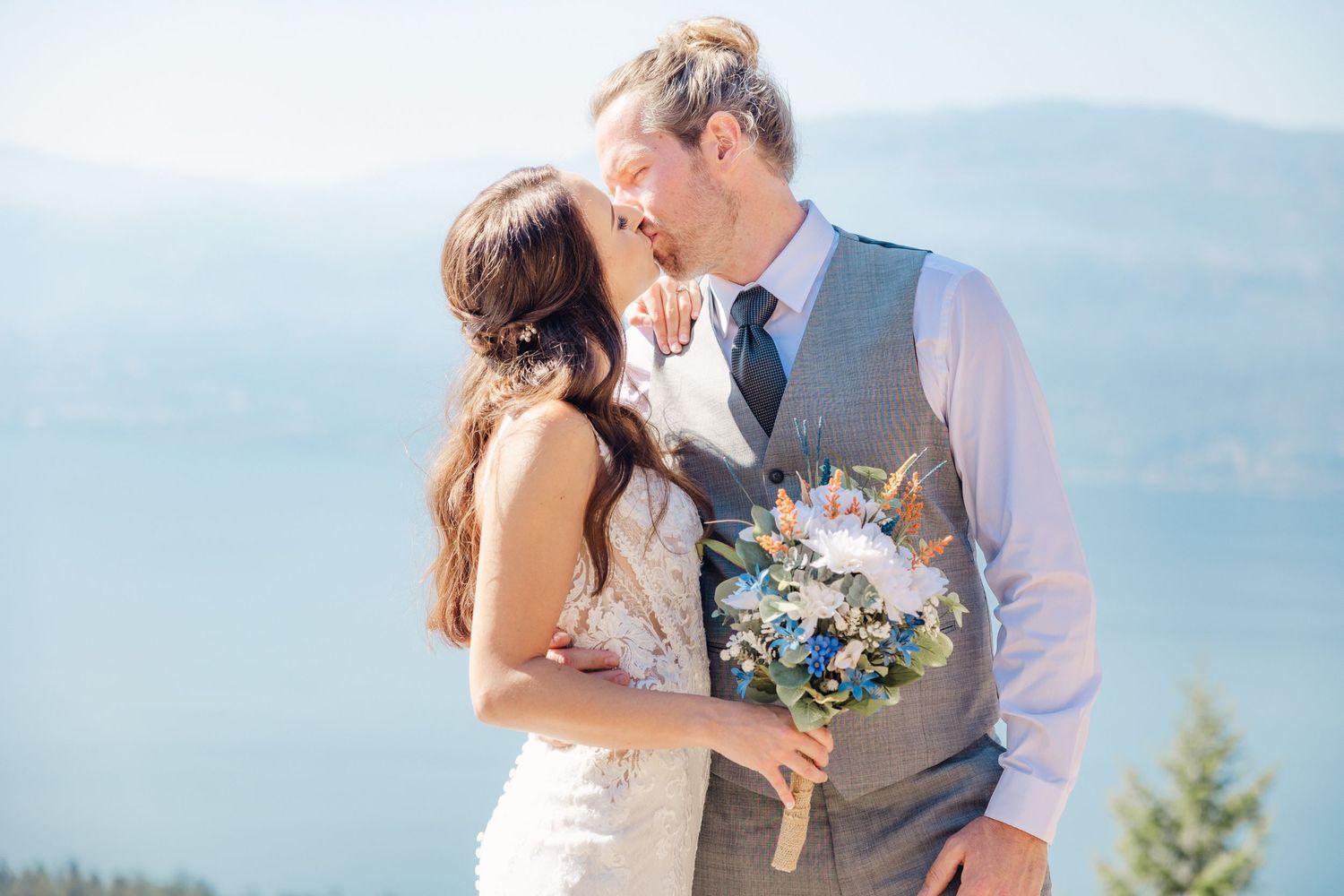 Tiny wedding with minimalist decor and romantic atmosphere in a Kelowna mountain Okanagan sharing an intimate kiss