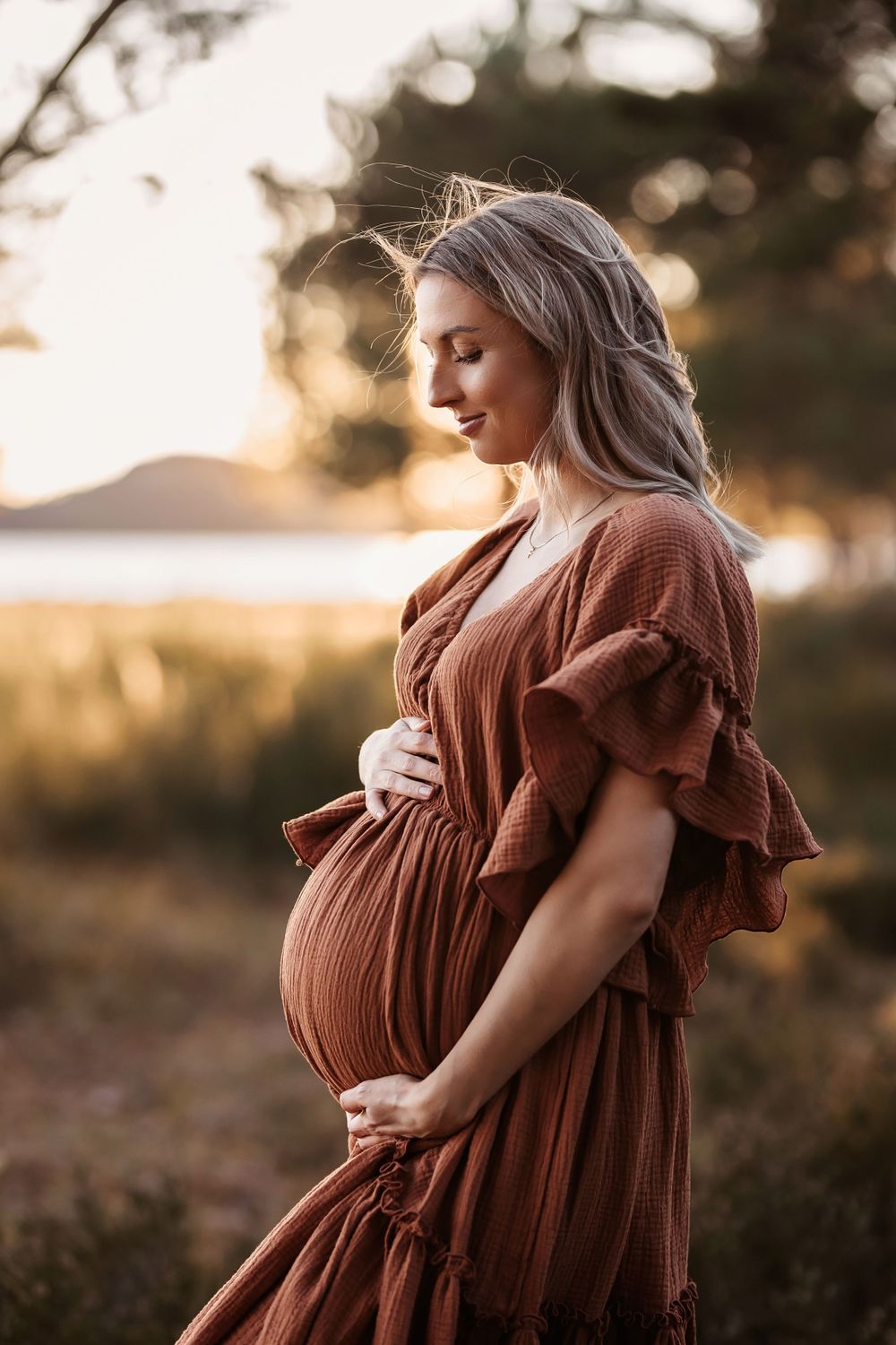 gravid kvinne i lang kjole, gravidfotografering