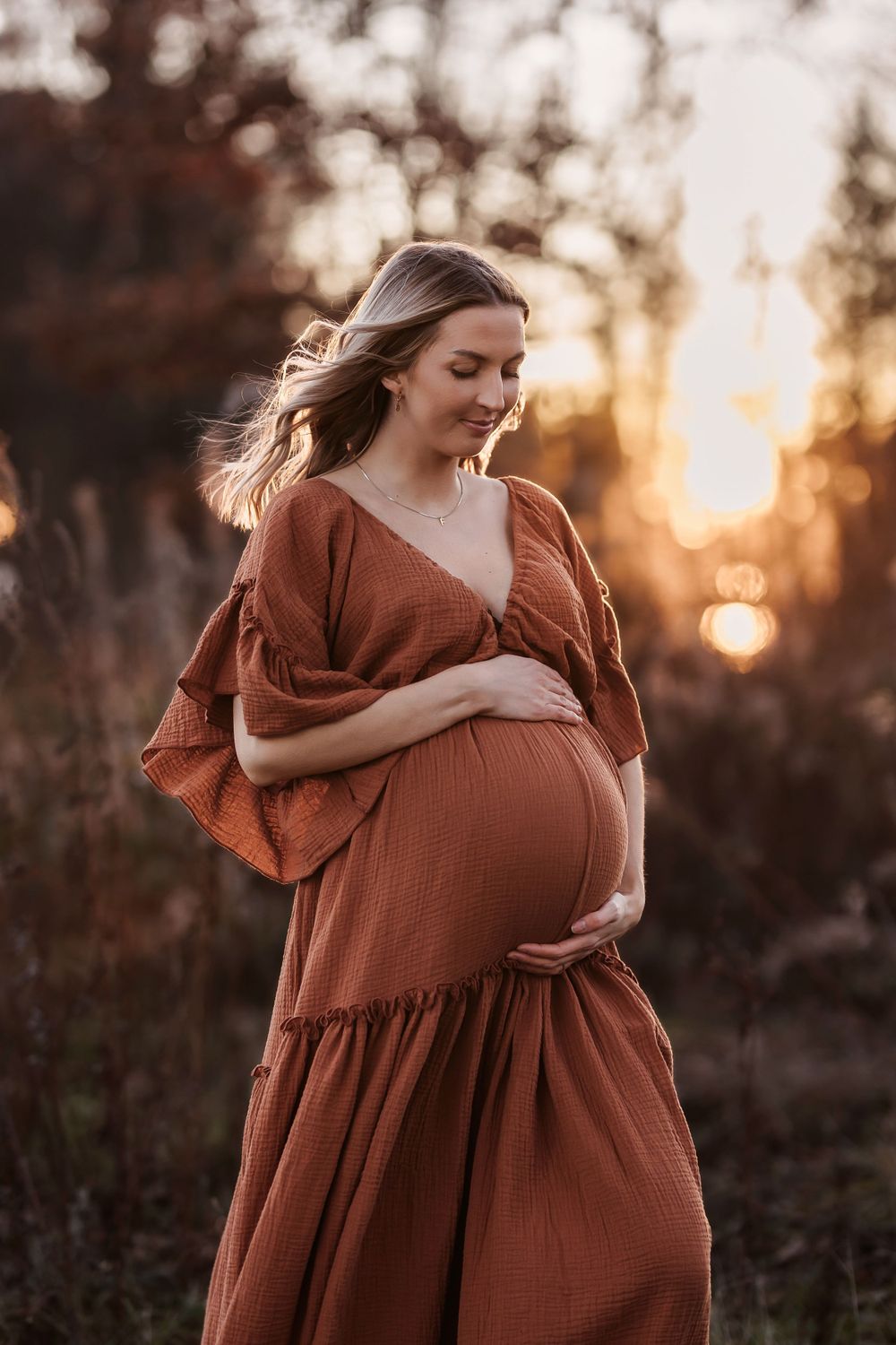 gravid kvinne i lang kjole, gravidfotografering i solnedgang, fotograf Sørlandet