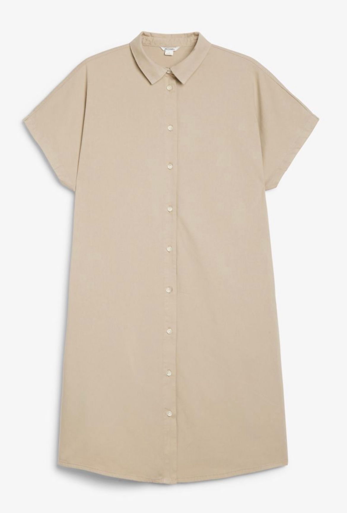 Beige kortærmet skjorte med knapper og krave på hvid baggrund.