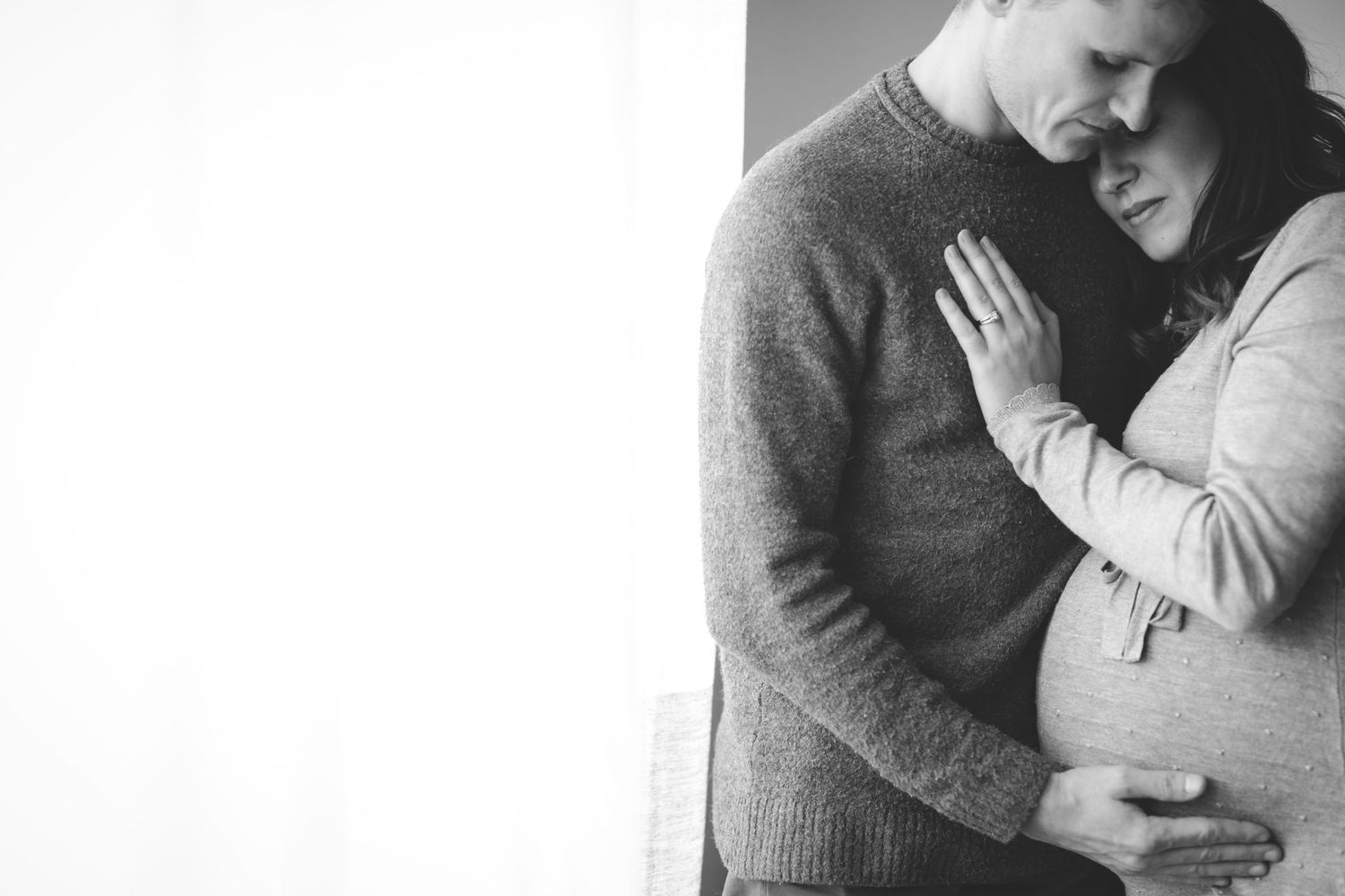 photographie couple lifestyle et grossesse noir et blanc lyon