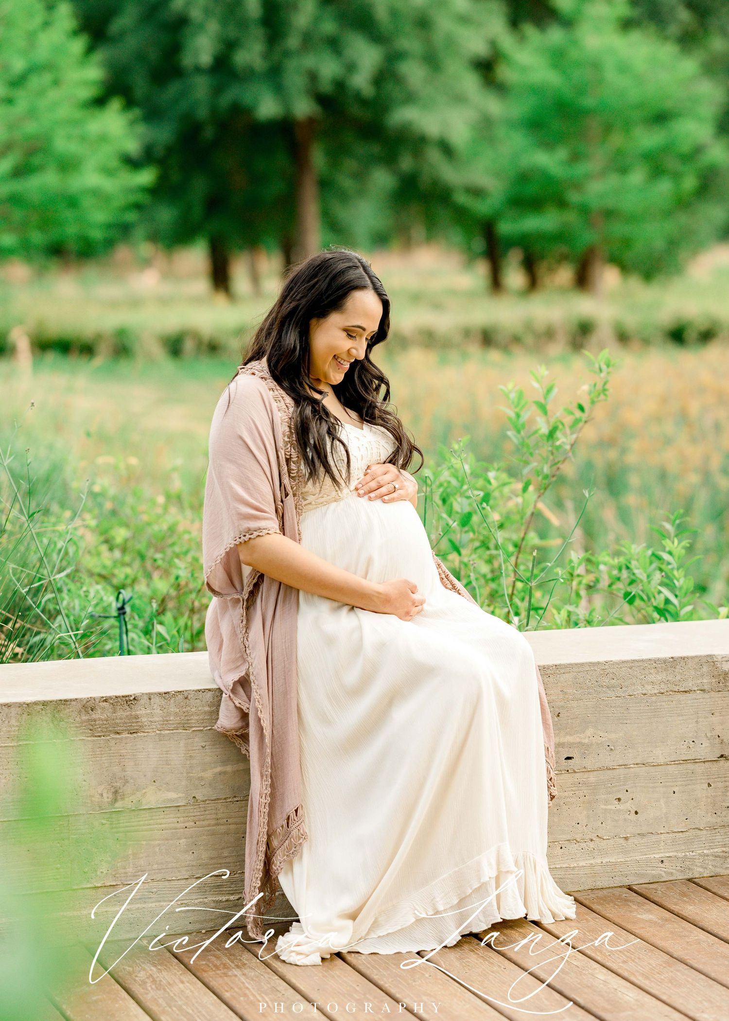 light and bright candid outdoor maternity photo session in houston texas