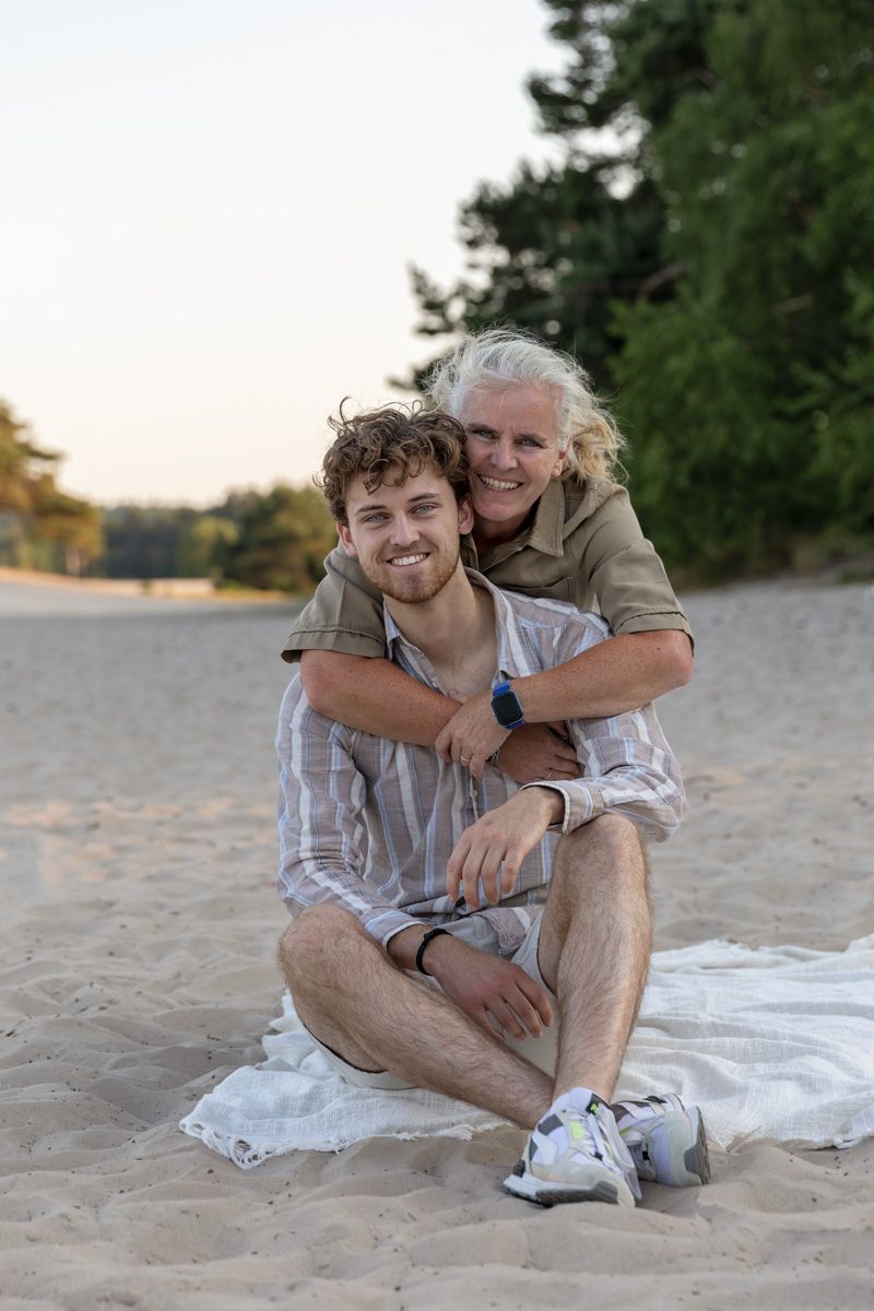 Barbara Kempeneers Fotografie, Lifestyle gezinsshoot, Portet van moeder en zoon tijdens golden hour in de duinen