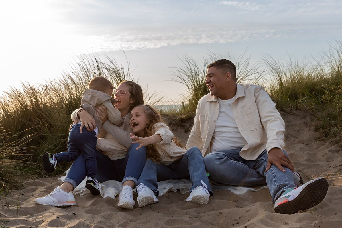 Barbara Kempeneers Fotografie, Lifestyle gezinsshoot, Blij gezin, duinen, golden hour, Vrolijk en enthousiast gezin