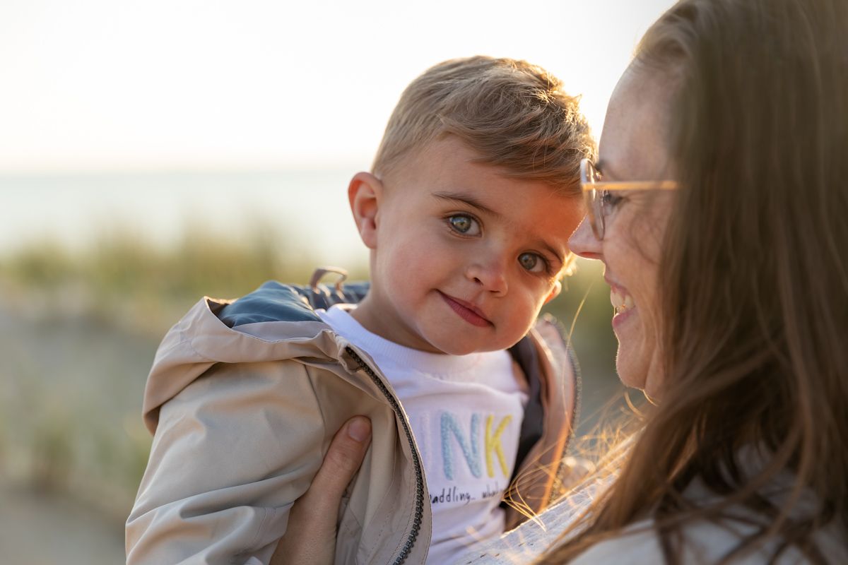 Barbara Kempeneers Fotografie, gezinsshoot, portret van moeder met zoontje met mooie blik, lifestyle fotografie