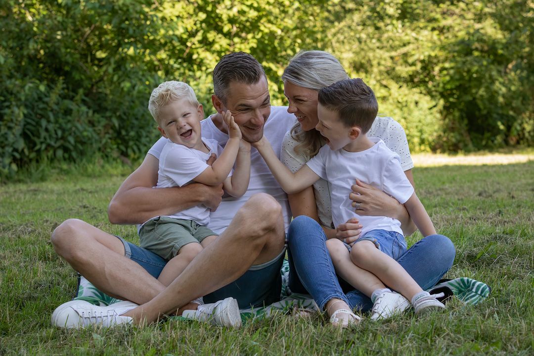 Barbara Kempeneers Fotografie, Lifestyle gezinsshoot, Spontane gezinsfoto buiten in het groen