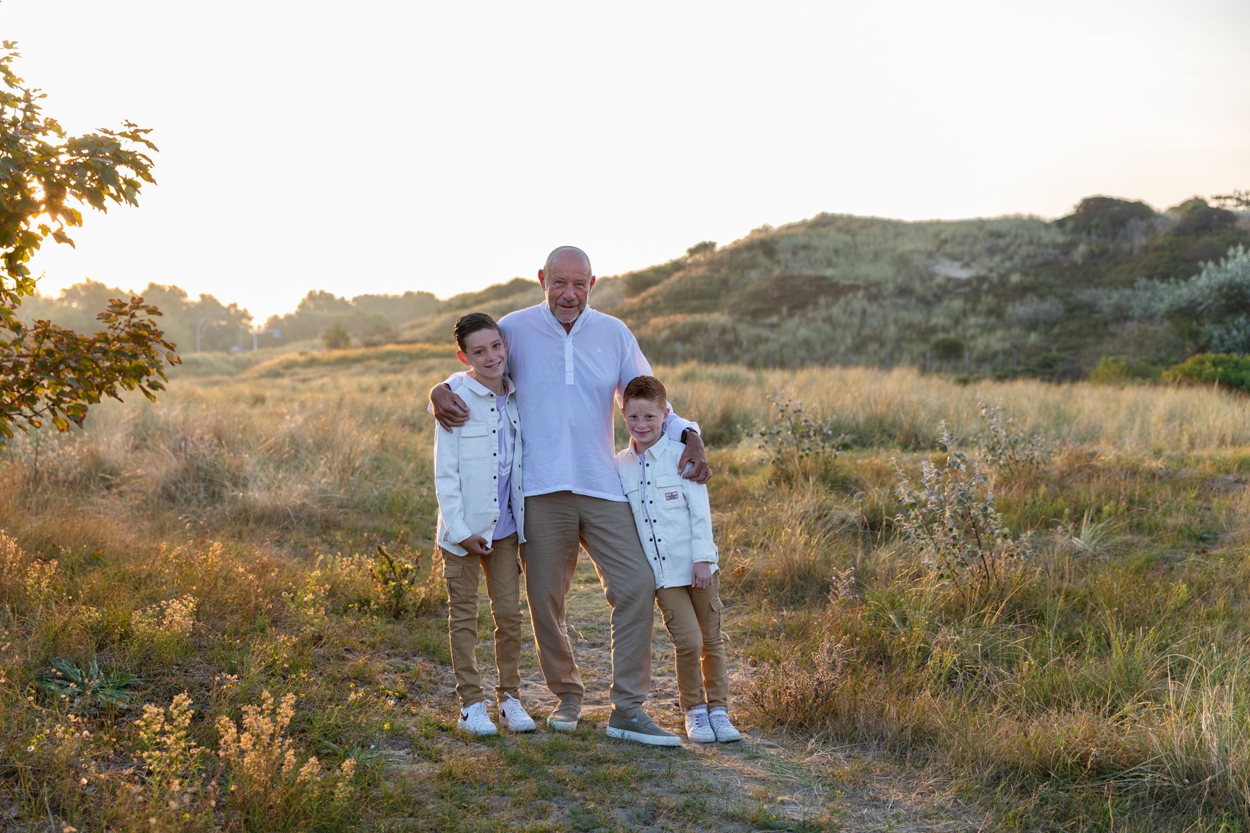 Opa en kleinzoons portret in de duinen bij zonsopkomst, gezinsfotografie, Barbara Kempeneers Fotografie