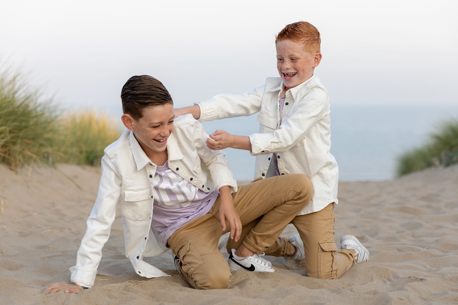 Jongens stoeien op strand, gezinsfotografie, Barbara Kempeneers Fotografie