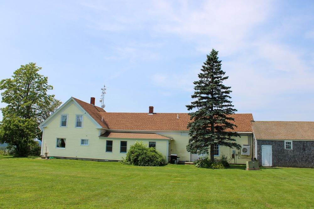 vista of Maine farm house bridal suite