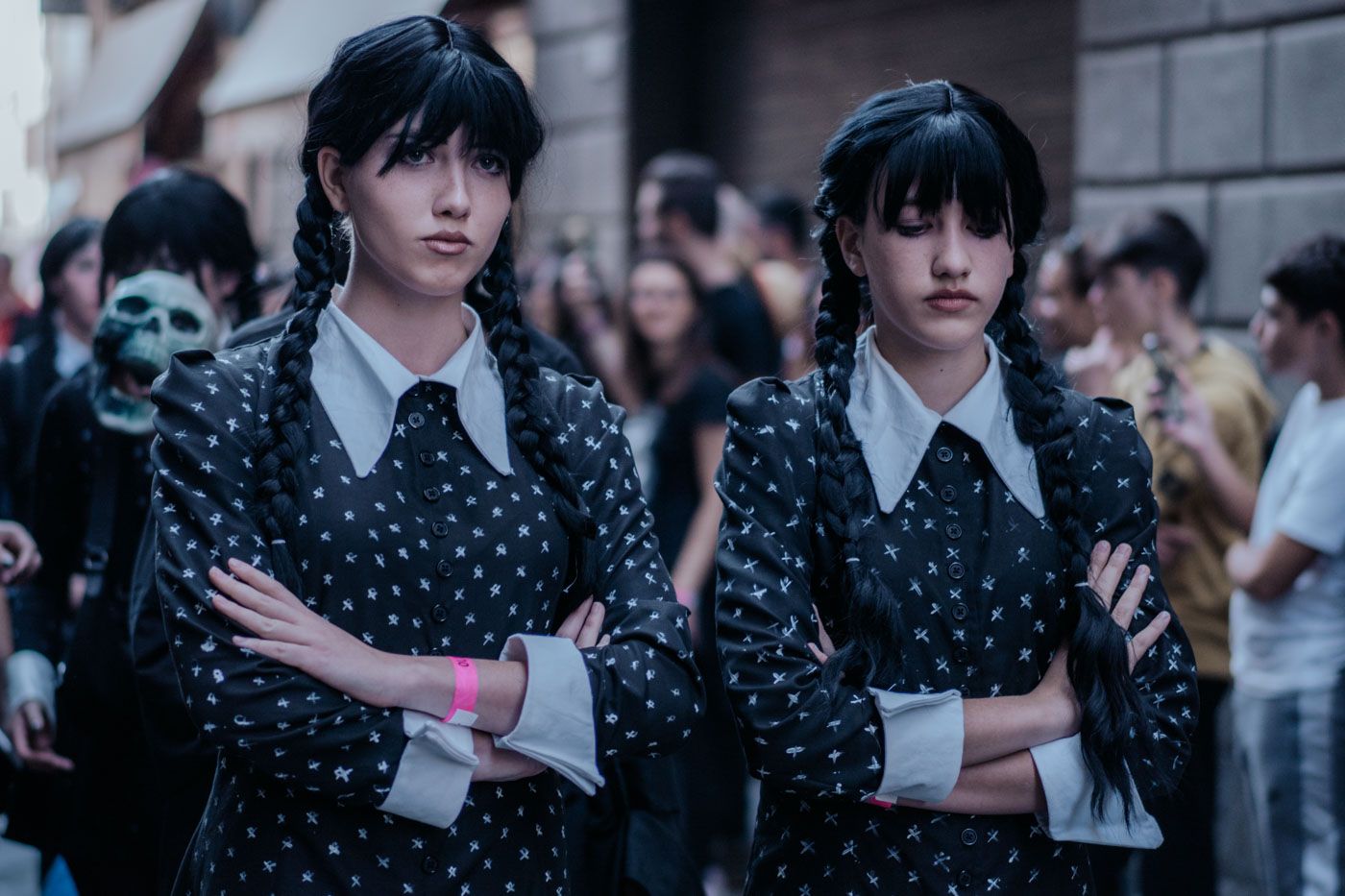 Cosplayer di Mercoledì Addams durante una parata al Lucca Comics and Games