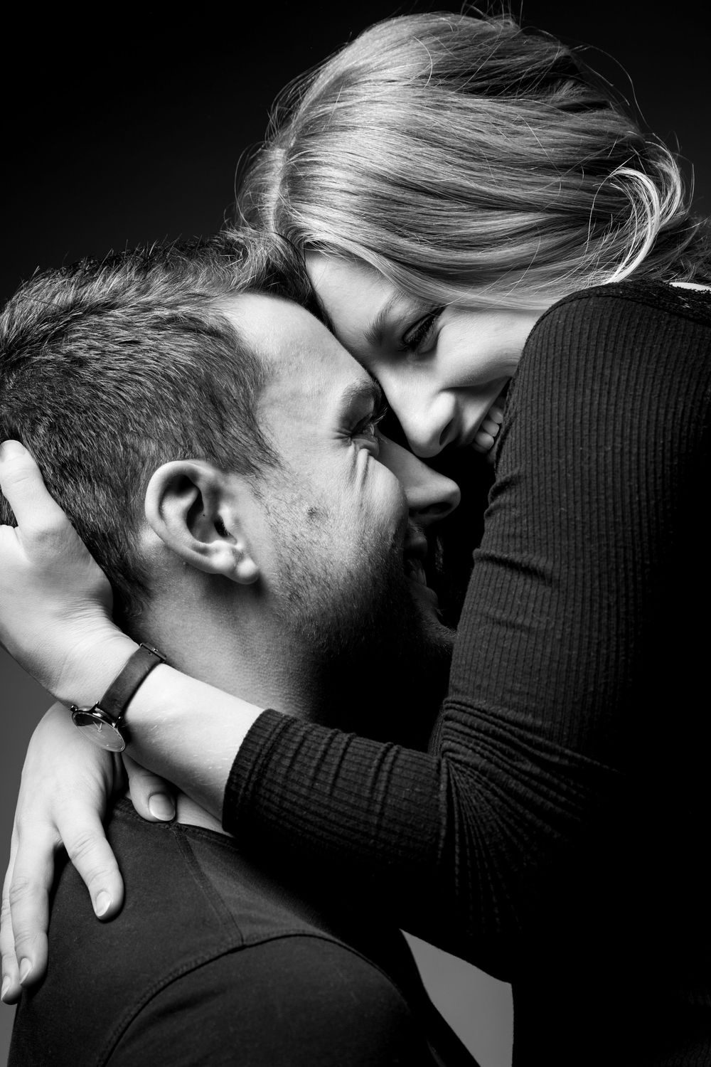 Schwarz-Weiß-Portrait eines Paares im Fotostudio Gelsenkirchen-Hassel – Stirn an Stirn, liebevolle Umarmung, emotionales Paarshooting