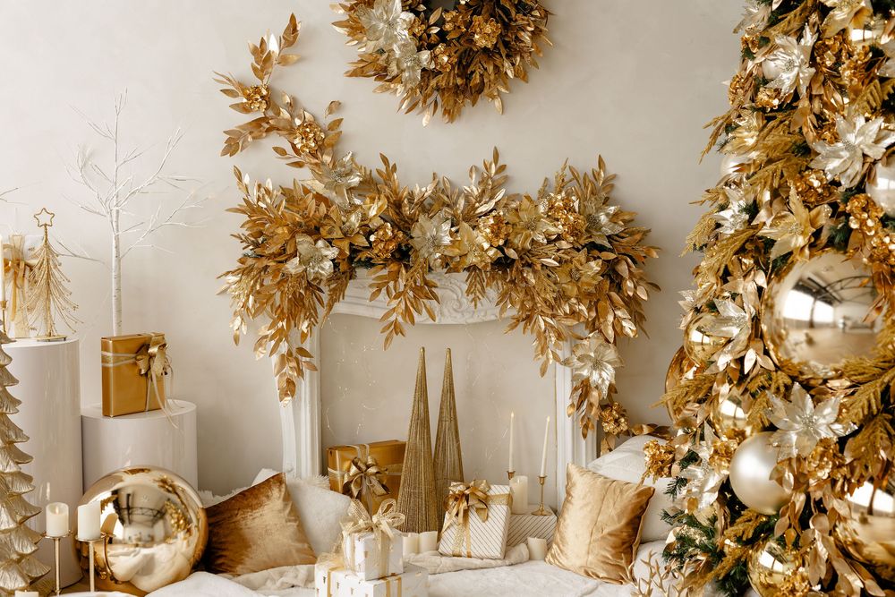 Elegant gold and white Christmas decor with metallic ornaments, tinsel garland and shimmering decorative elements.