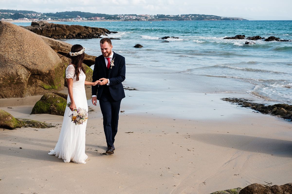 Fotografía documental de boda en Valencia. Reportaje fotográfico en O GROVE, GALICIA. Fotógrafo de boda Valencia