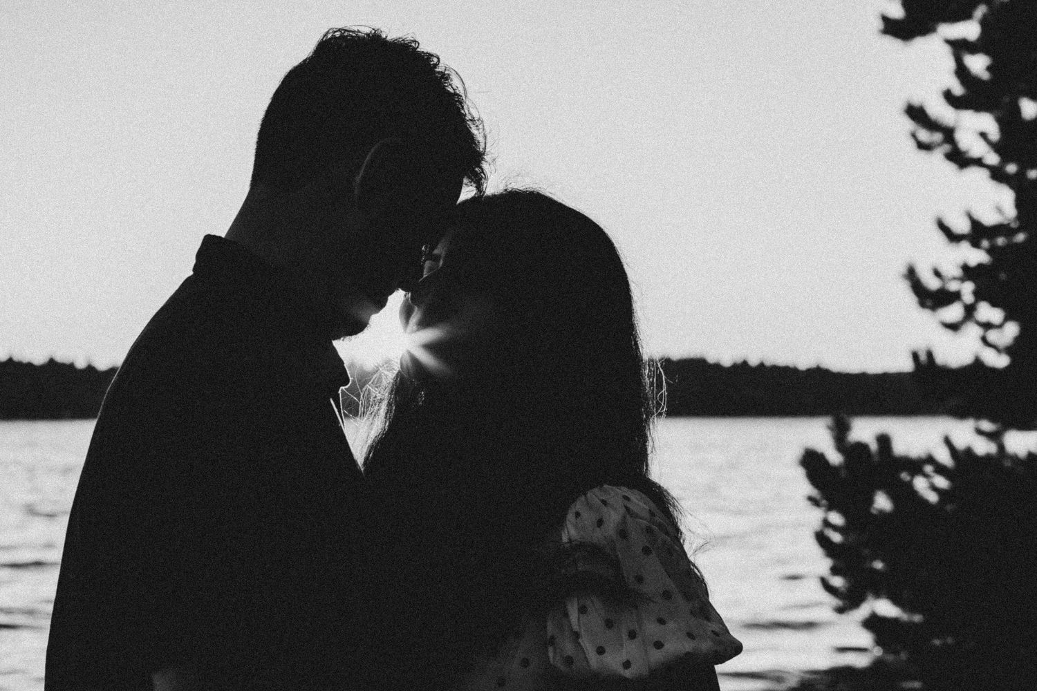 A couple kissing at golden hour at OO Deny Park, Juanita, Kirkland, Seattle | Couple photoshoot