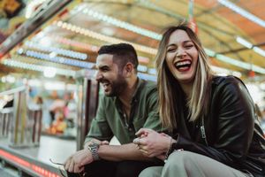 Colorful chaos with emotion – Lisbon fairground couple session