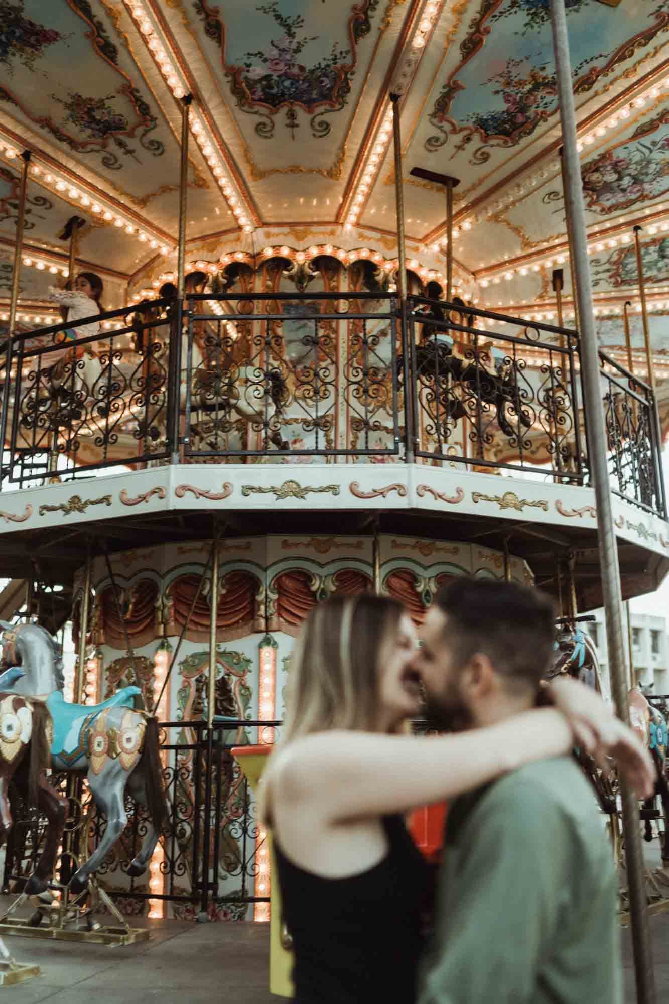 Couple standing still as the world spins – alternative photo session Lisbon