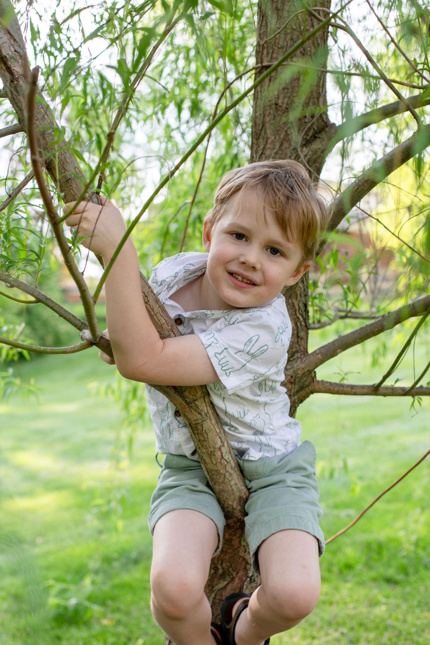 outdoor backyard summer sunset sessions cincinnati ohio photos taken by emily lupton photography. nature candid moments young children photo