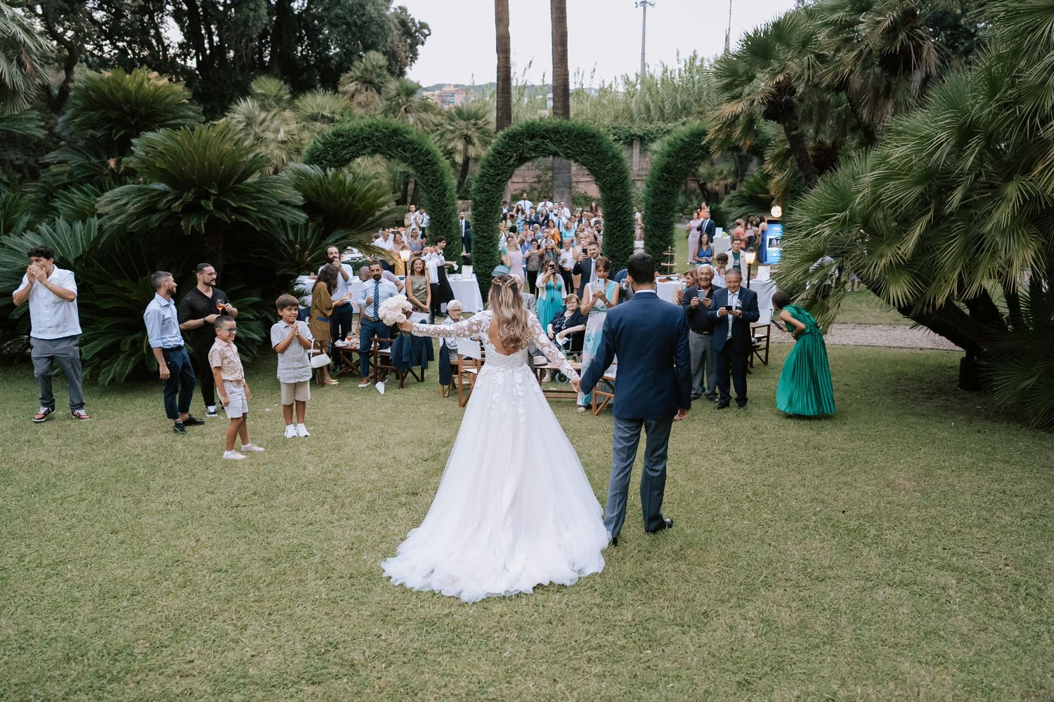 The bride and groom arrive for an aperitif at the wedding venue "La Spagnuola Marchesi Gavotti" in Savona.