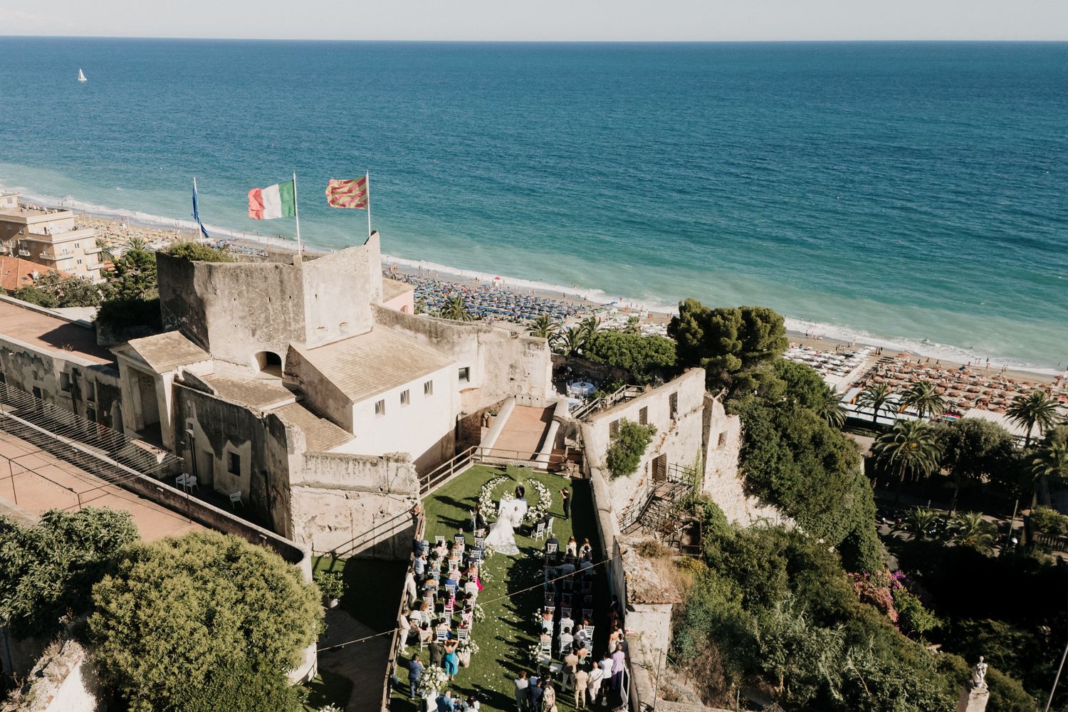 The sea-view ceremony at the wedding venue "La Fortezza" in Finale Ligure
