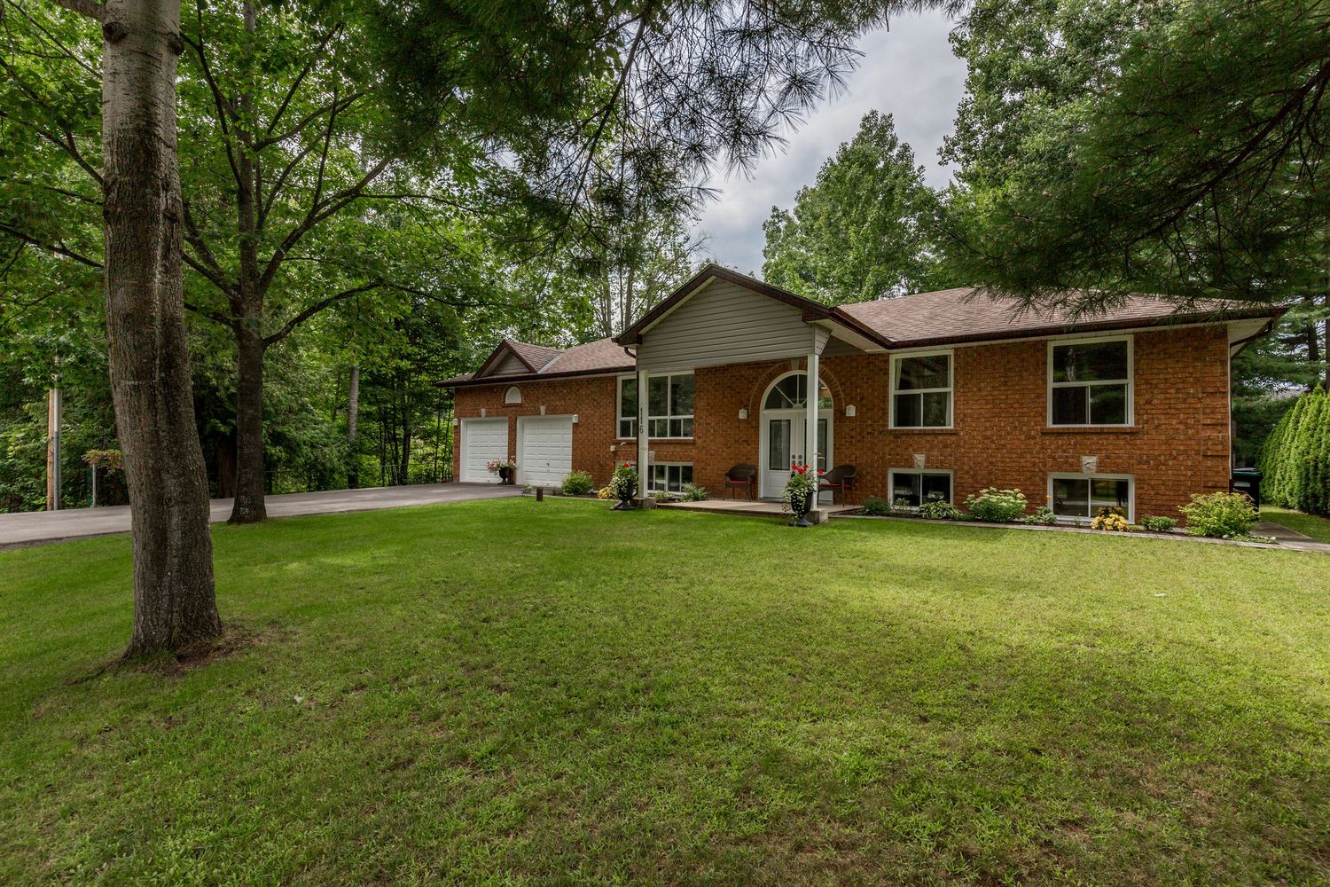 A photo of a detached home in Wasaga Beach Ontario for a real estate listing in Georgian Bay photographed by Sarah Tennant