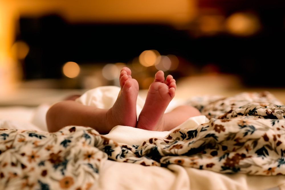 an image of two newborn feet