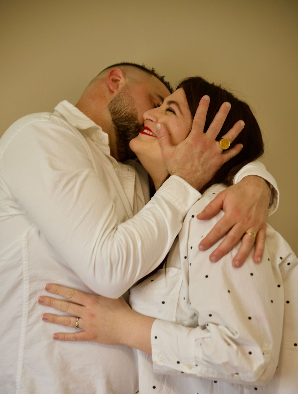 Couple s’embrassant pendant une séance photo famille en intérieur, instant intime et authentique dans les Bouches-du-Rhône