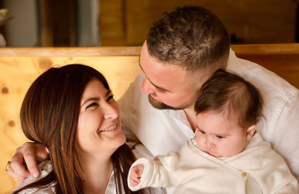 Parents avec leur bébé lors d’un shooting famille en Provence, regard complice et moment tendre capturé en lumière naturelle