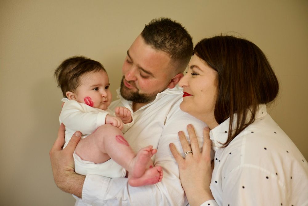 Famille avec bébé lors d’un shooting photo en maison provençale, moment tendre entre parents et enfant, lumière douce en Provence