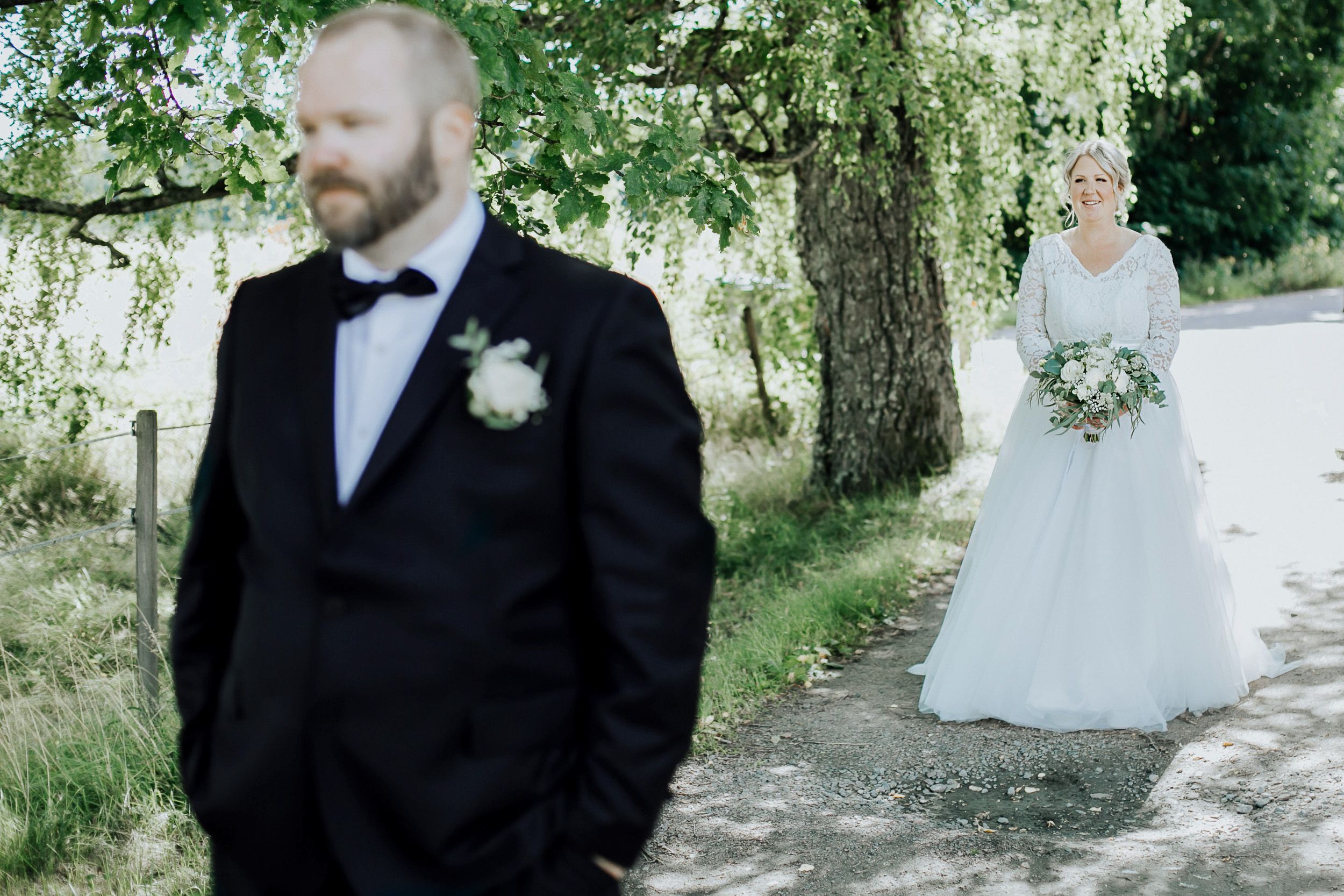 Malin och Kents bröllop i Grava kyrka i Karlstad. Bröllopsfotograf Rebecca Nordin.