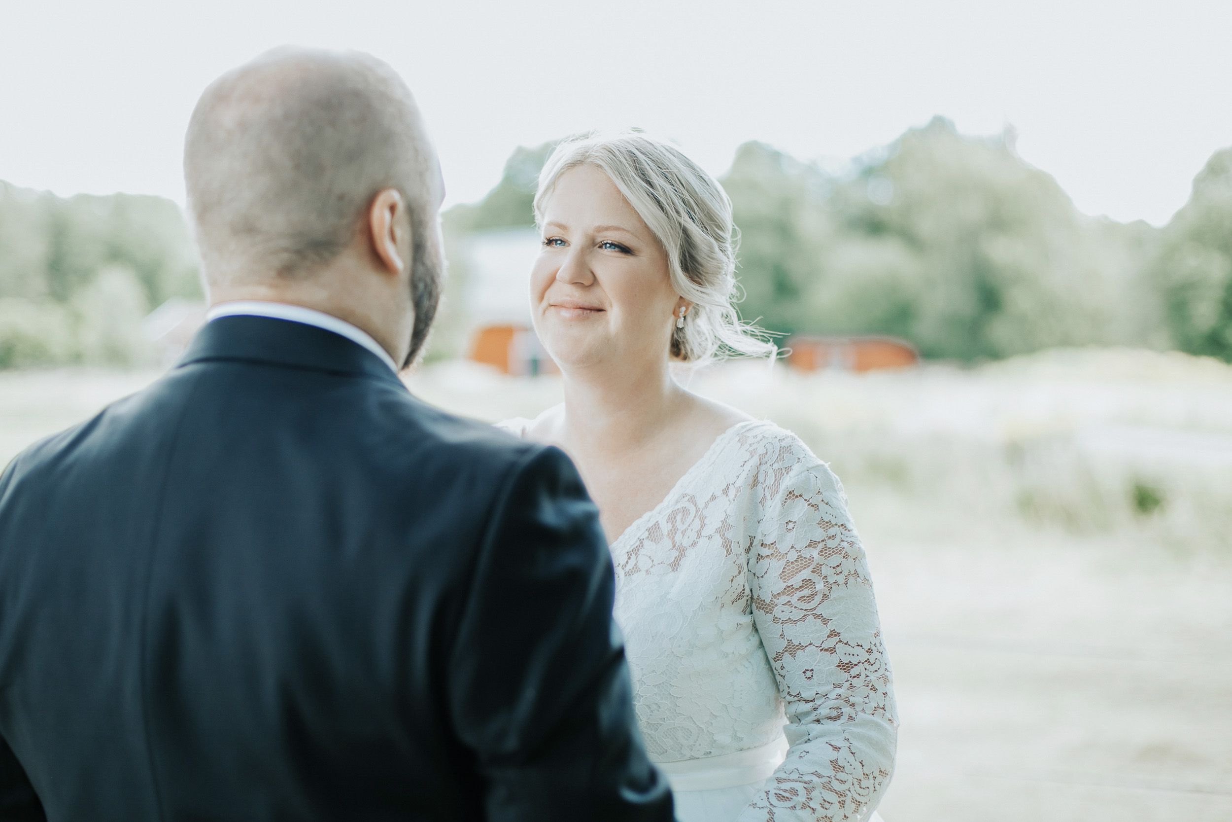 Malin och Kents bröllop i Grava kyrka i Karlstad. Bröllopsfotograf Rebecca Nordin.