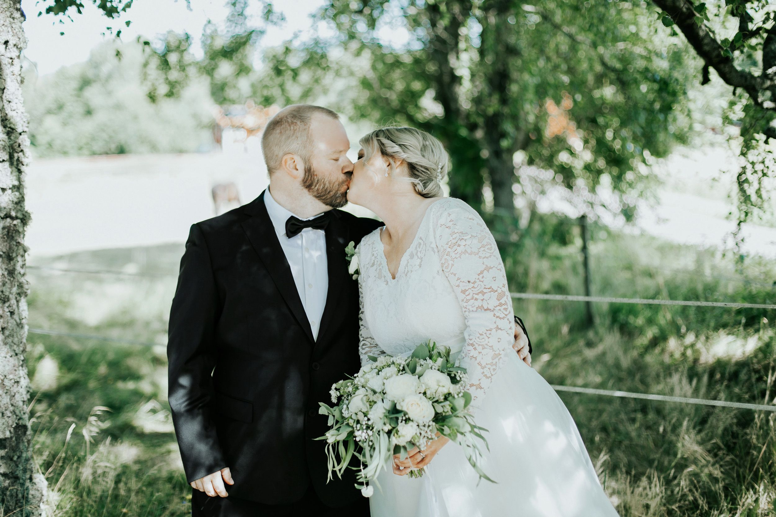 Malin och Kents bröllop i Grava kyrka i Karlstad. Bröllopsfotograf Rebecca Nordin.