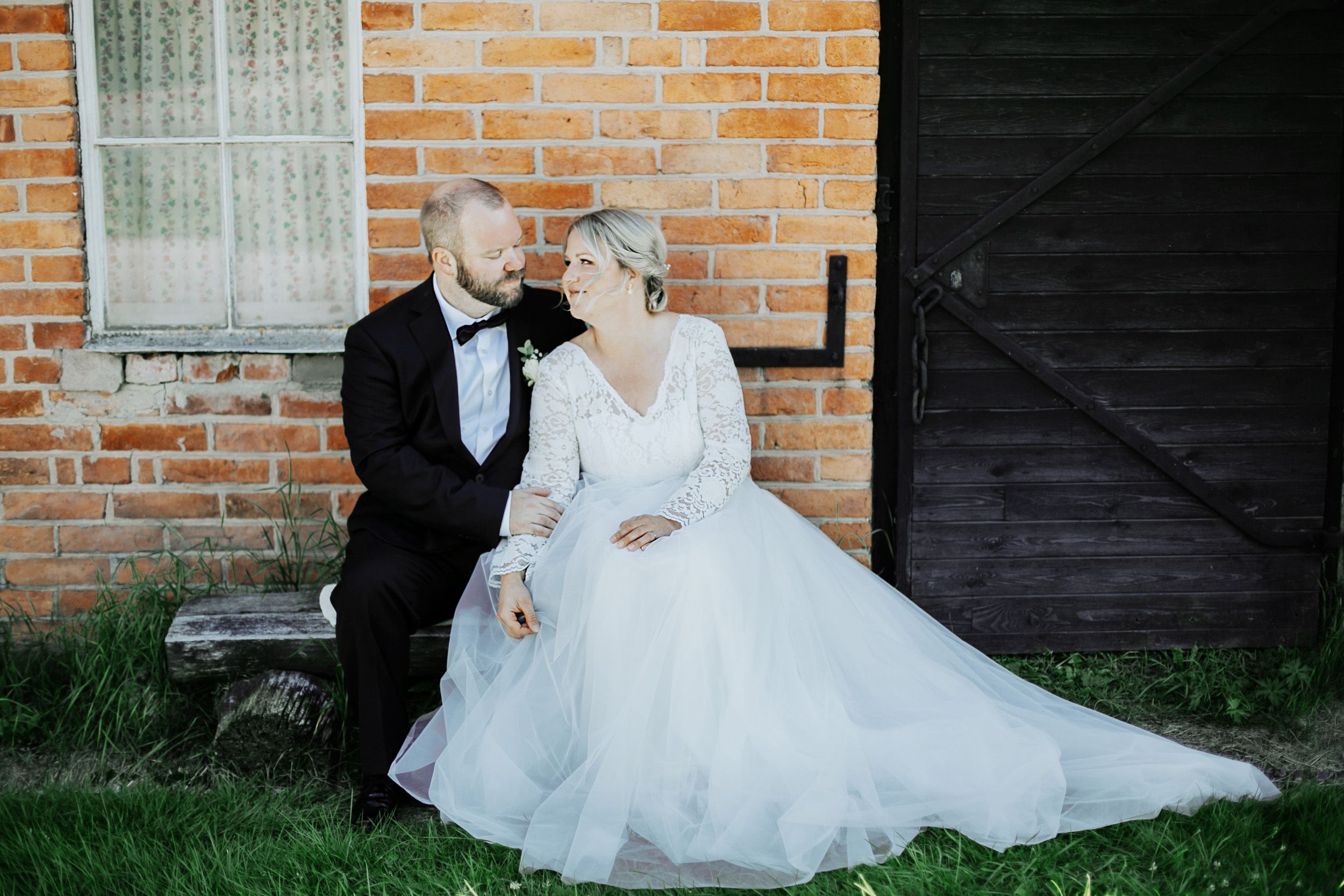 Malin och Kents bröllop i Grava kyrka i Karlstad. Bröllopsfotograf Rebecca Nordin.