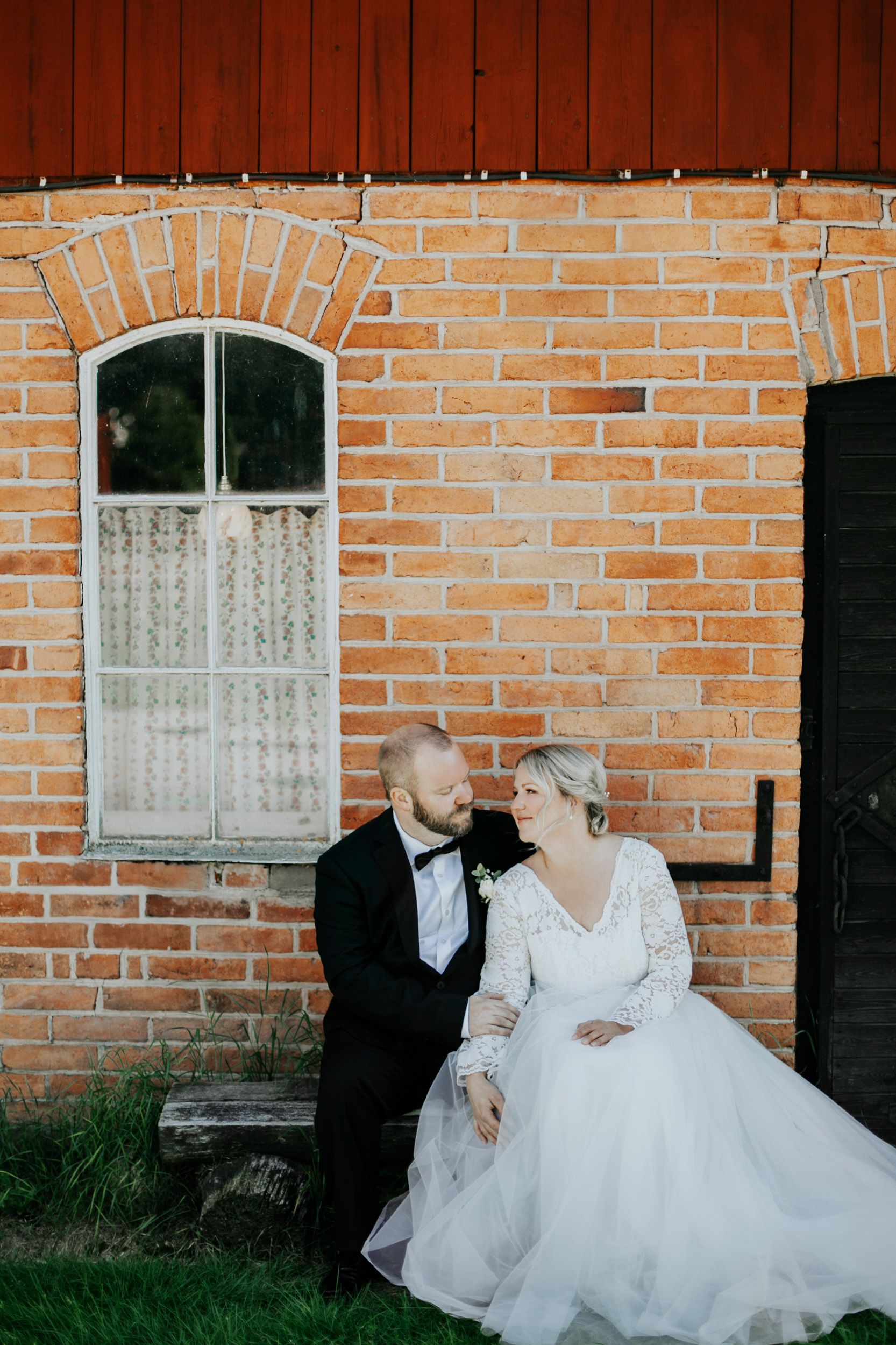 Malin och Kents bröllop i Grava kyrka i Karlstad. Bröllopsfotograf Rebecca Nordin.