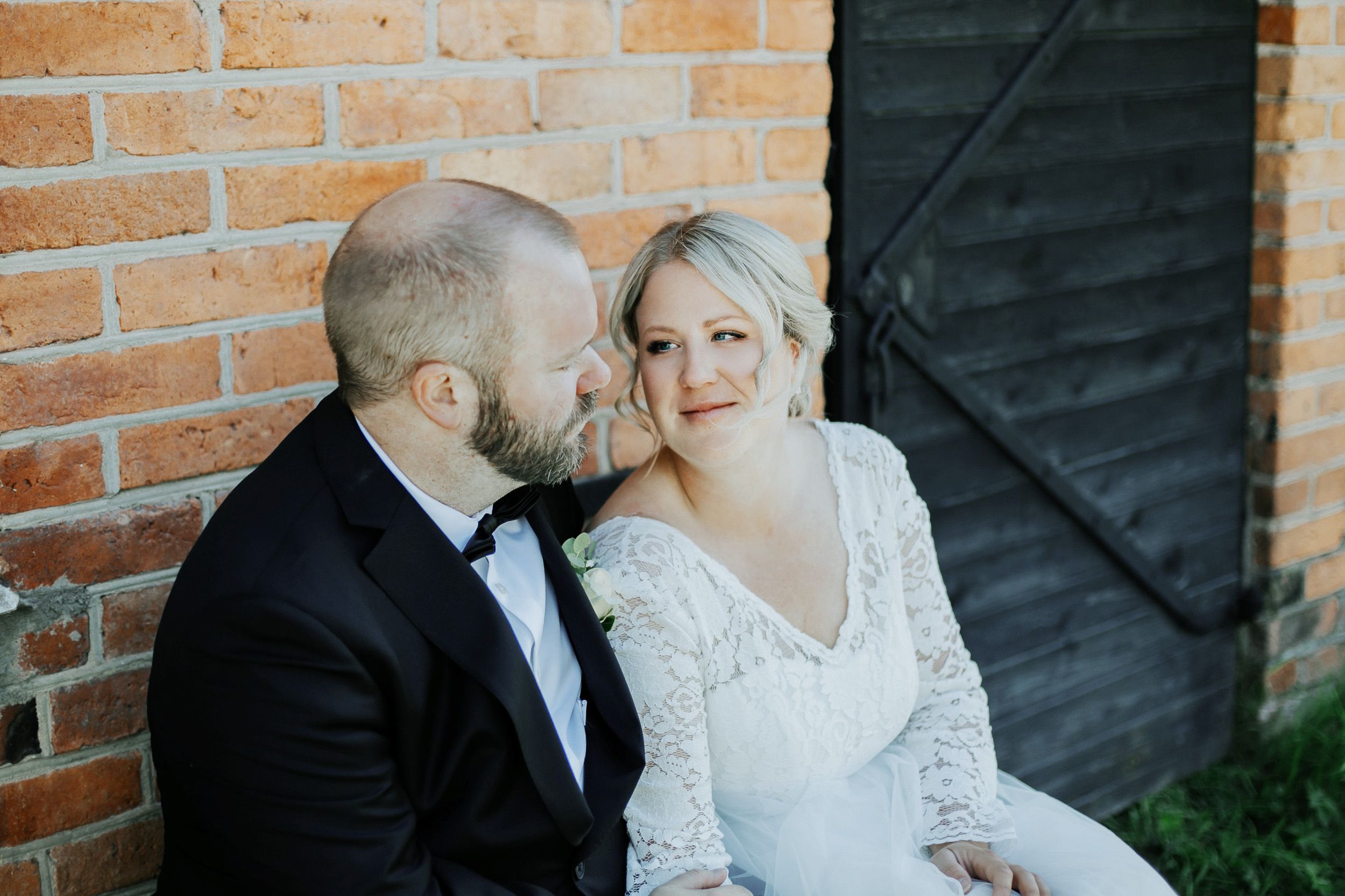 Malin och Kents bröllop i Grava kyrka i Karlstad. Bröllopsfotograf Rebecca Nordin.