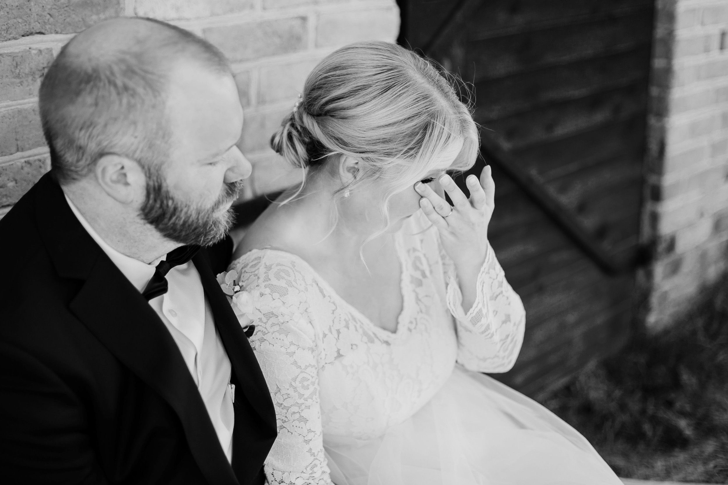 Malin och Kents bröllop i Grava kyrka i Karlstad. Bröllopsfotograf Rebecca Nordin.
