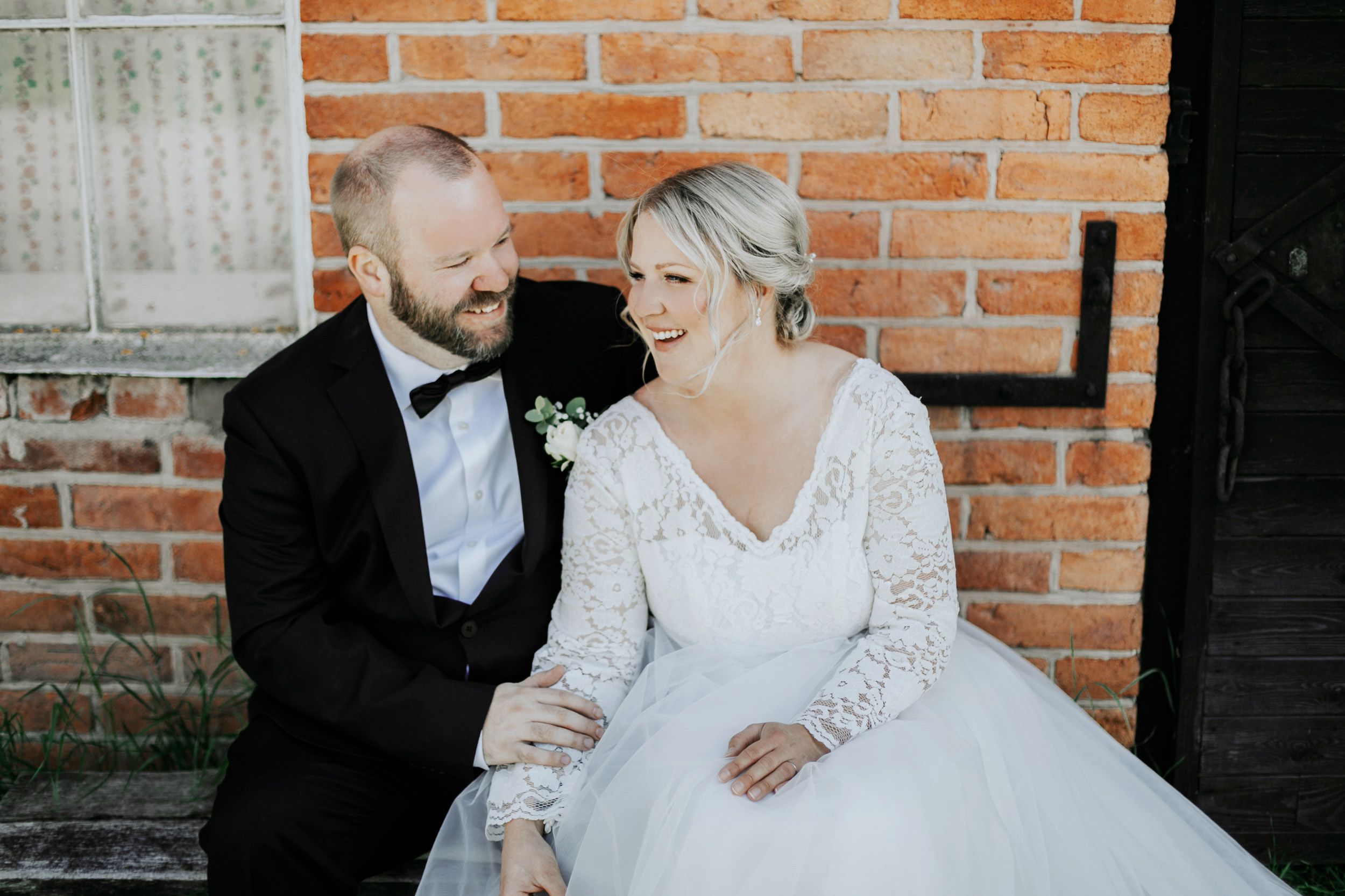 Malin och Kents bröllop i Grava kyrka i Karlstad. Bröllopsfotograf Rebecca Nordin.