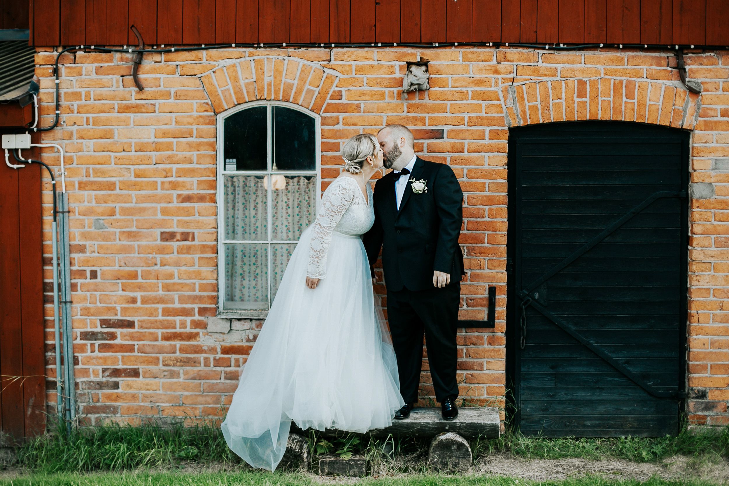 Malin och Kents bröllop i Grava kyrka i Karlstad. Bröllopsfotograf Rebecca Nordin.