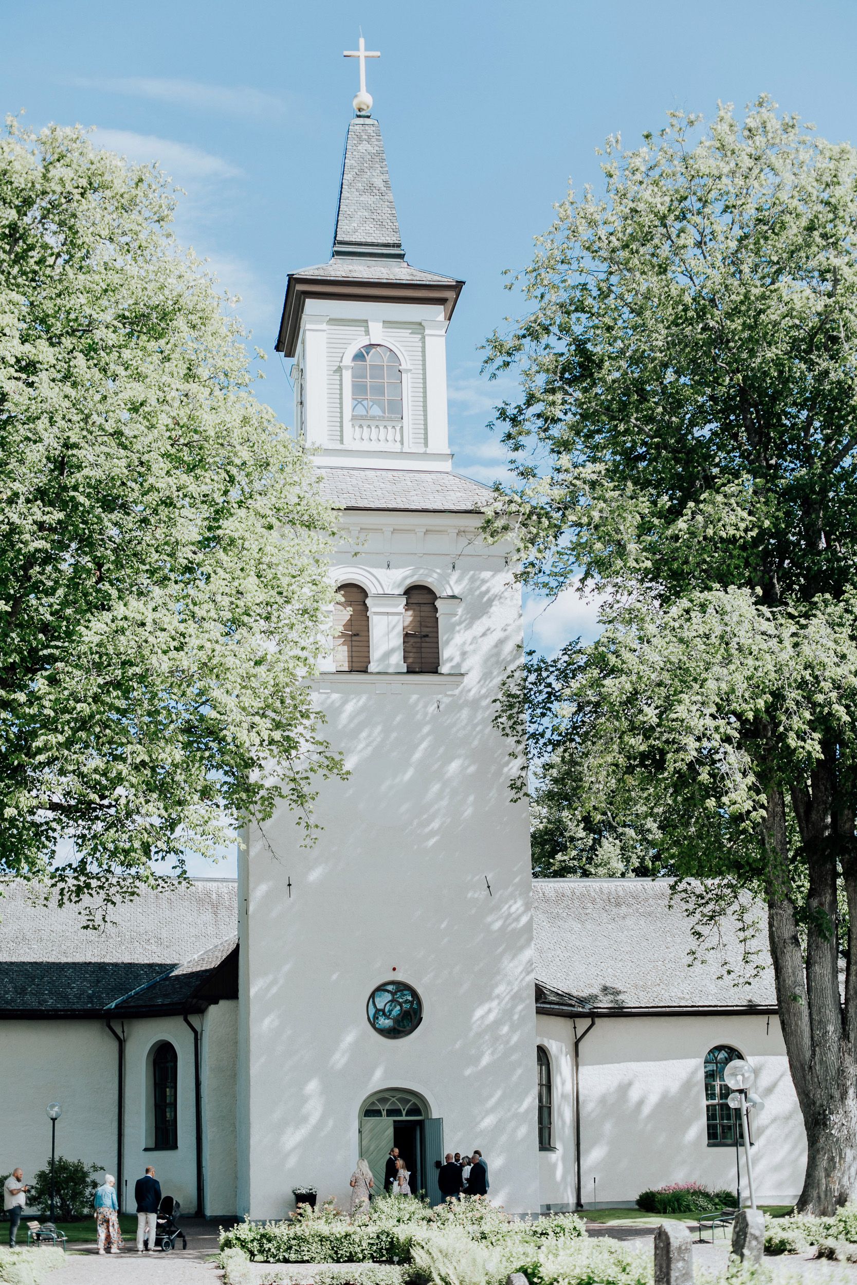 Malin och Kents bröllop i Grava kyrka i Karlstad. Bröllopsfotograf Rebecca Nordin.
