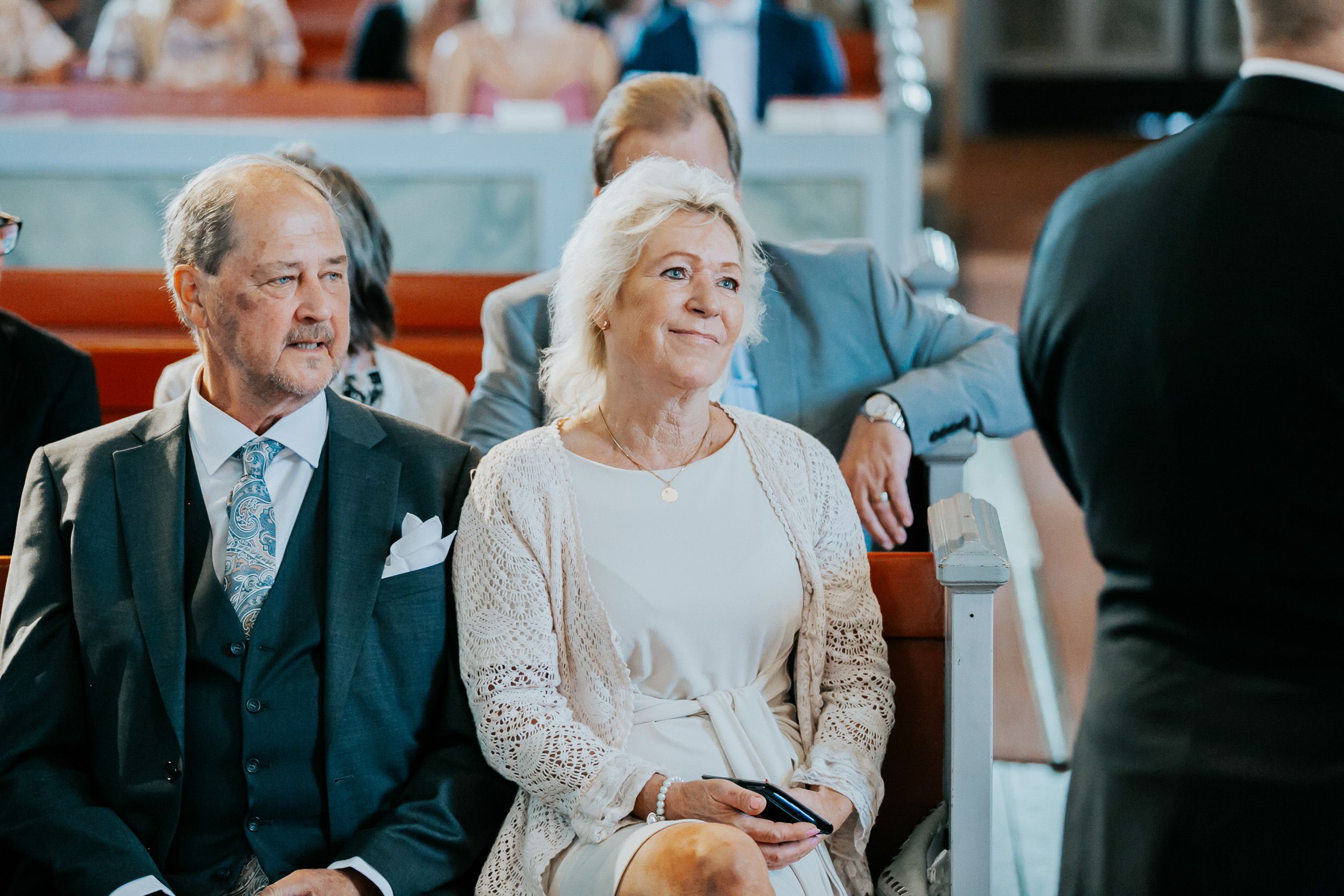 Malin och Kents bröllop i Grava kyrka i Karlstad. Bröllopsfotograf Rebecca Nordin.