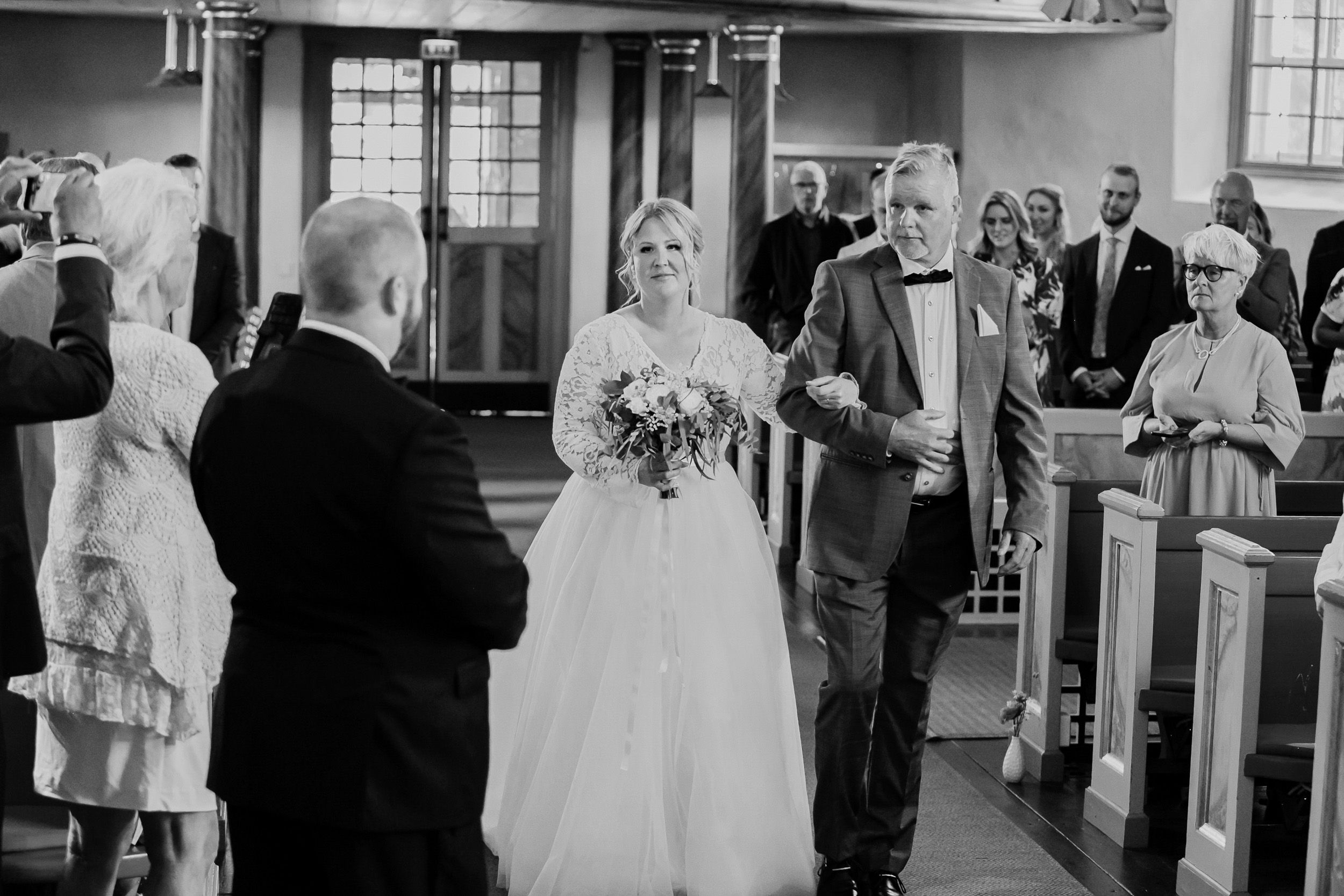 Malin och Kents bröllop i Grava kyrka i Karlstad. Bröllopsfotograf Rebecca Nordin.