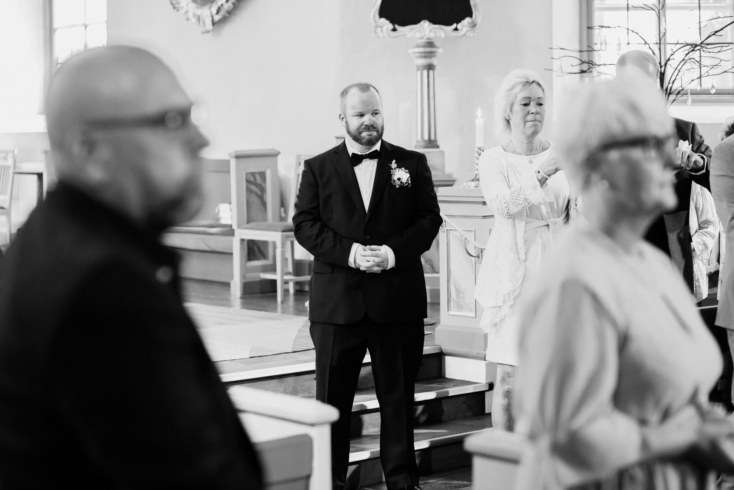 Malin och Kents bröllop i Grava kyrka i Karlstad. Bröllopsfotograf Rebecca Nordin.