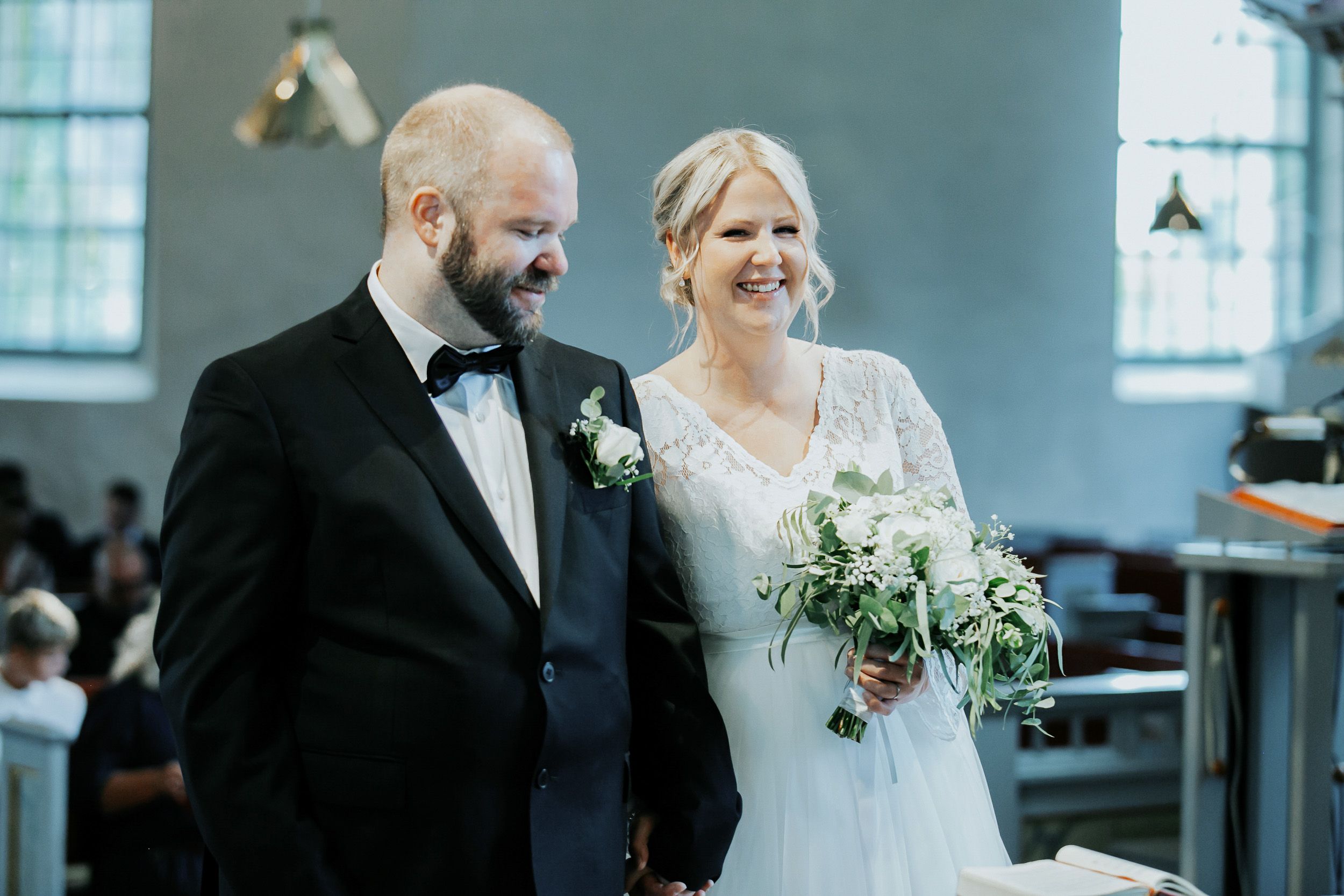 Malin och Kents bröllop i Grava kyrka i Karlstad. Bröllopsfotograf Rebecca Nordin.
