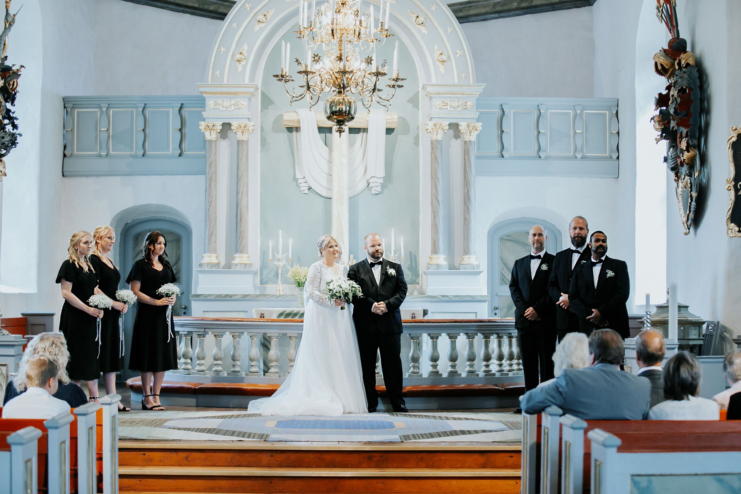 Malin och Kents bröllop i Grava kyrka i Karlstad. Bröllopsfotograf Rebecca Nordin.
