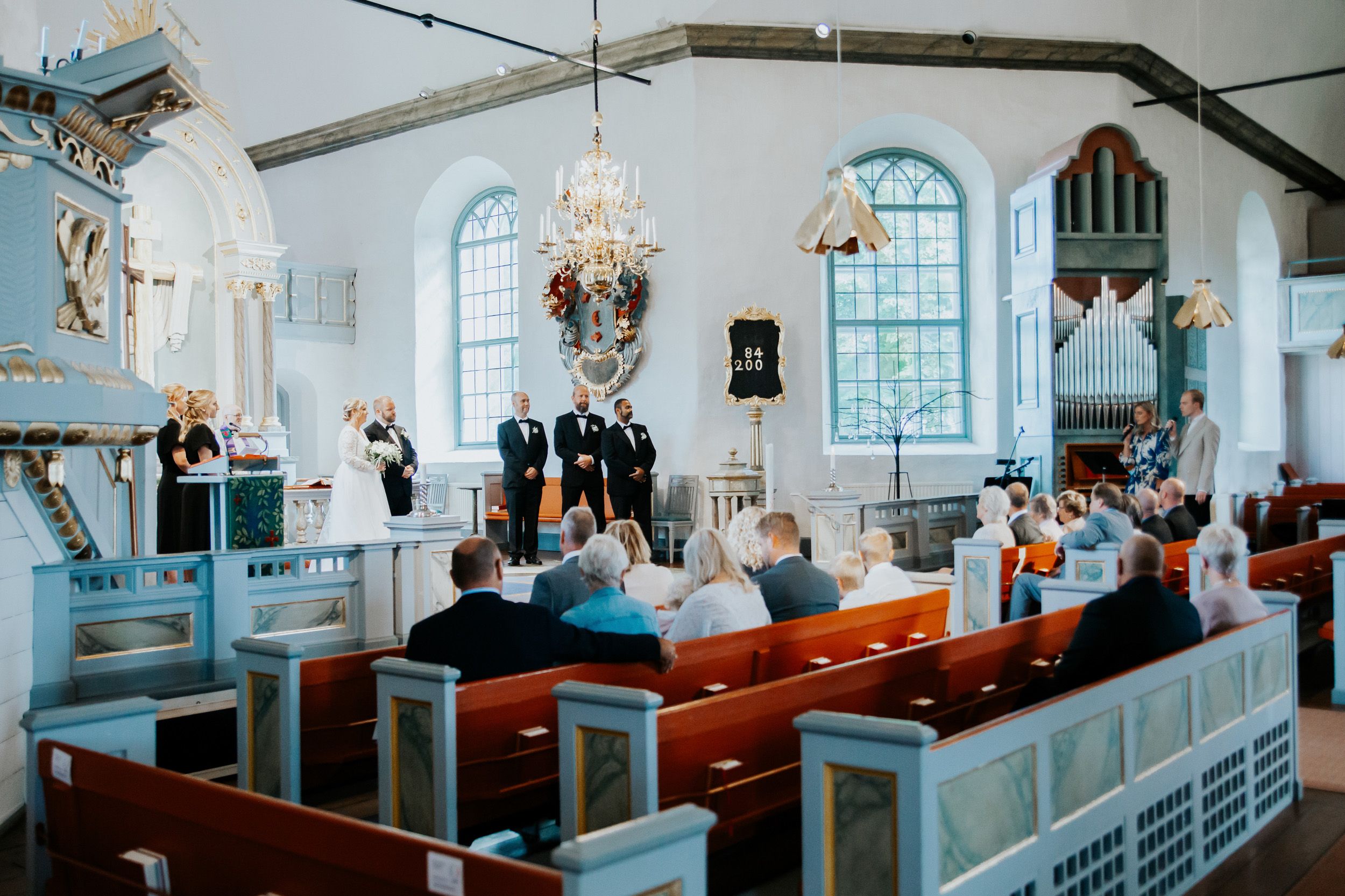 Malin och Kents bröllop i Grava kyrka i Karlstad. Bröllopsfotograf Rebecca Nordin.