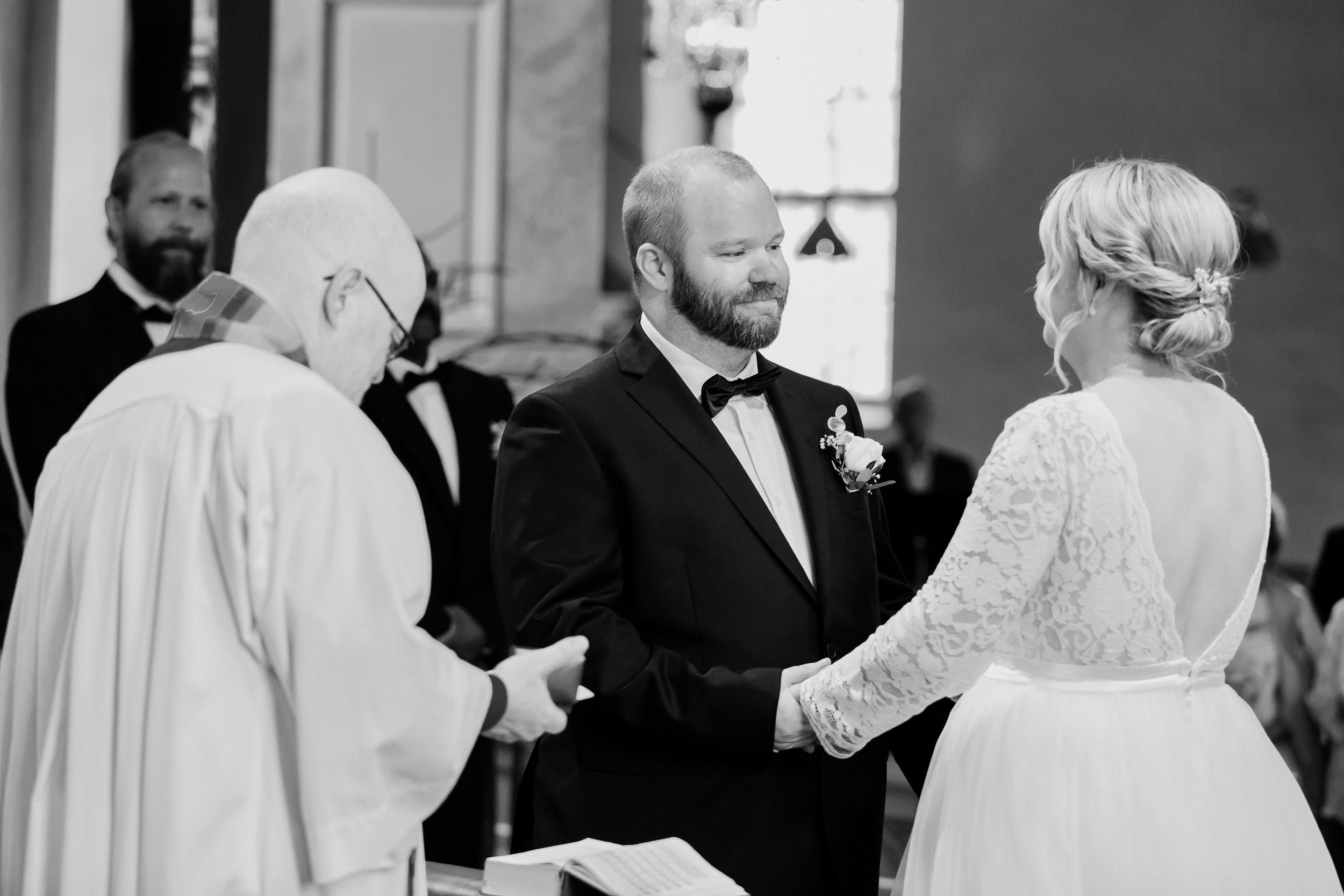 Malin och Kents bröllop i Grava kyrka i Karlstad. Bröllopsfotograf Rebecca Nordin.